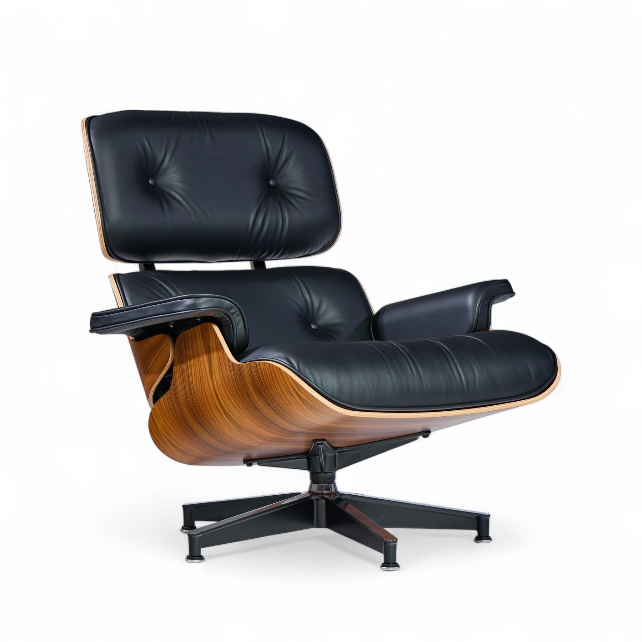 Charles and Ray Eames para Herman Miller Butaca alta de nogal y otomana en venta 2