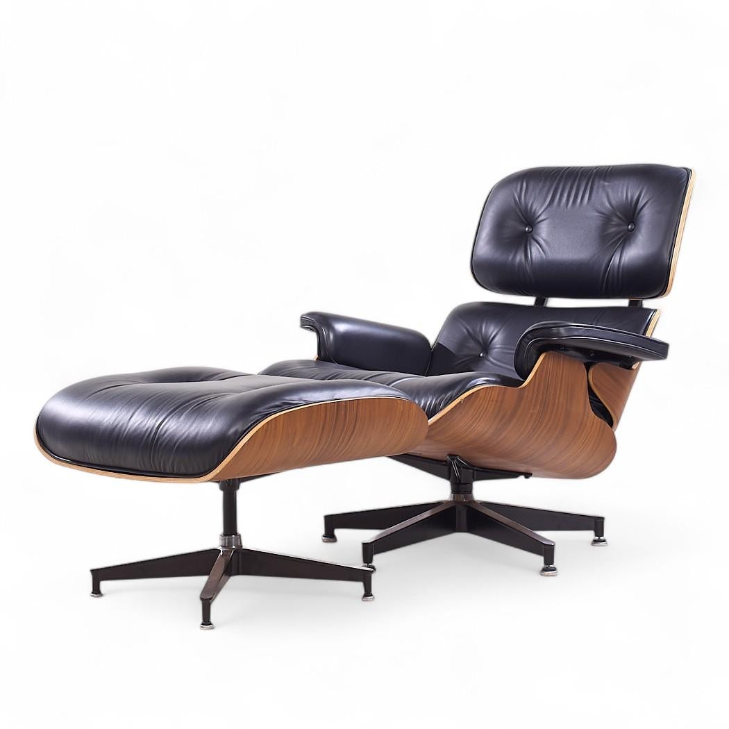 Mid-Century Modern Charles and Ray Eames for Herman Miller Walnut Eames Lounge Chair with Ottoman For Sale