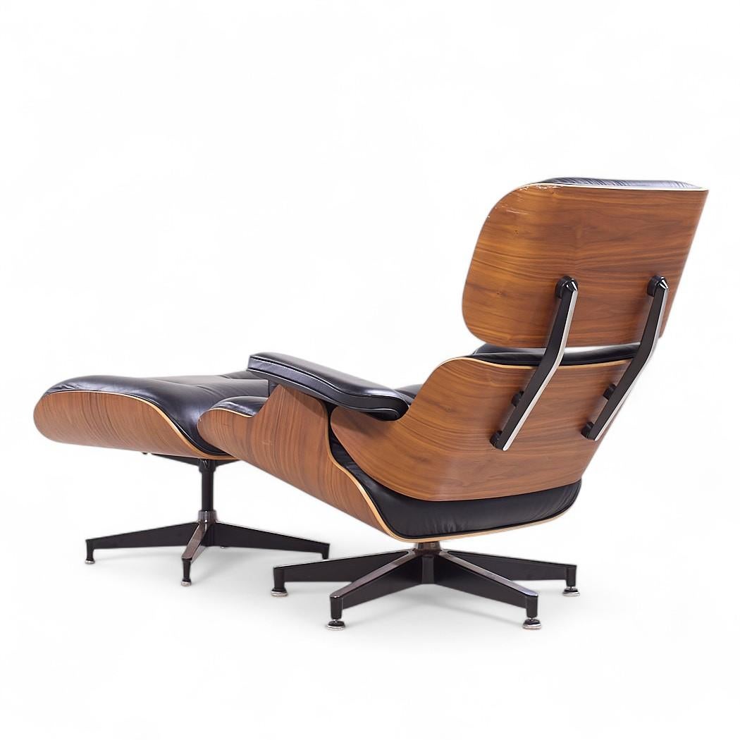 Charles and Ray Eames for Herman Miller Walnut Eames Lounge Chair with Ottoman In Good Condition For Sale In Countryside, IL