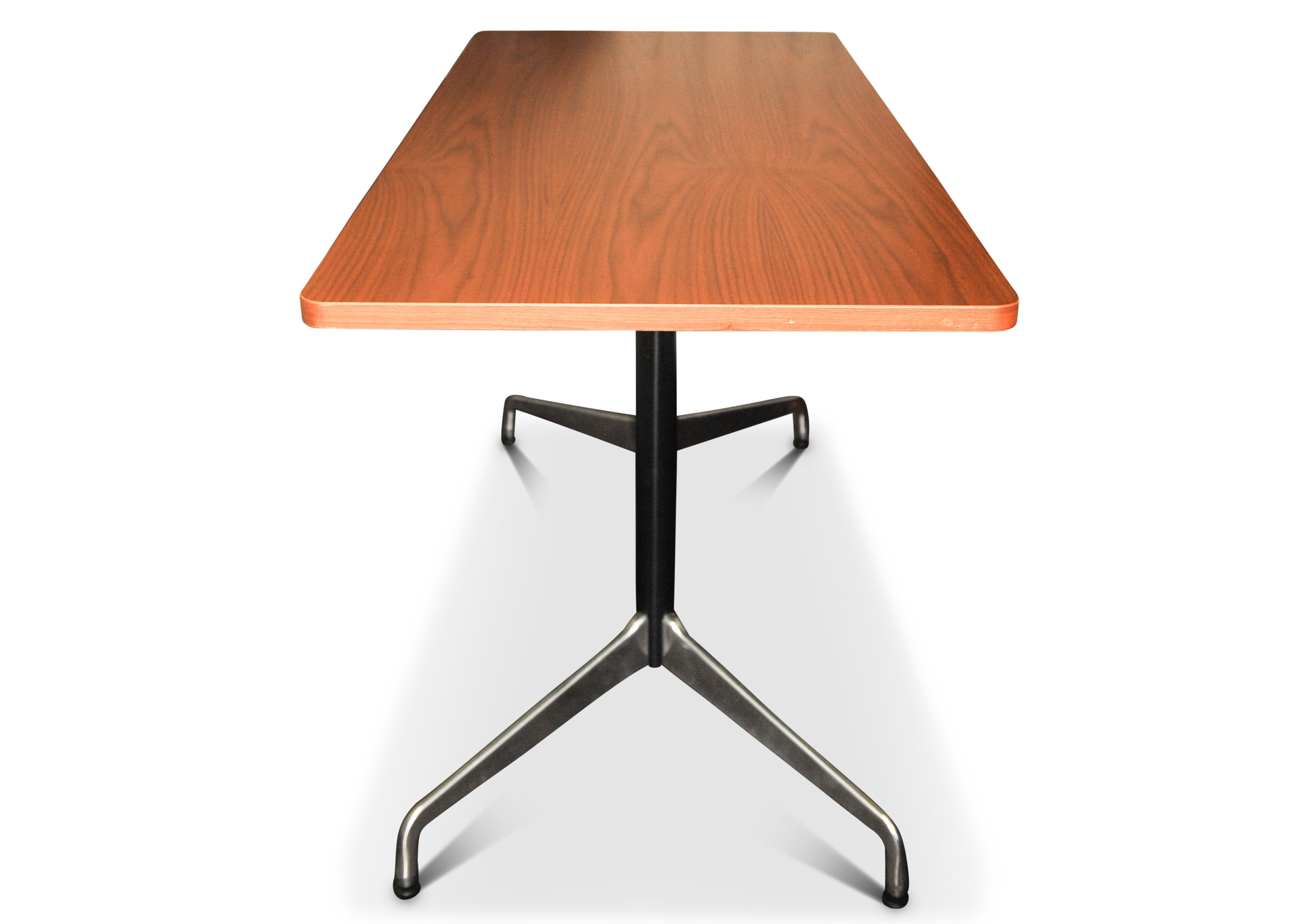 Charles & Ray Eames für Herman Miller Segmentierter Tisch aus Nussbaum und Stahl mit rechteckiger Platte auf zwei Stützen

Auf der Unterseite des Tisches ist ein Echtheitszertifikat von Herman Miller aufgestempelt.

Die 1964 auf den Markt gebrachten