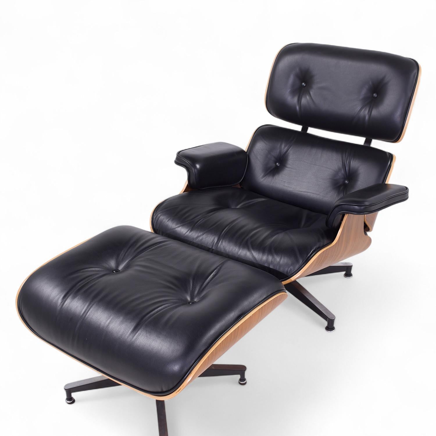 Charles and Ray Eames for Herman Miller Walnut Tall Lounge Chair with Ottoman (Chaise longue en noyer avec ottoman) en vente 3