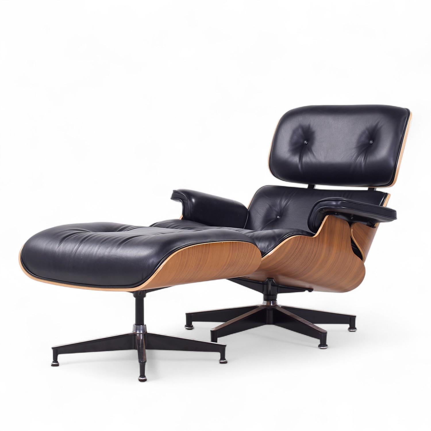 Mid-Century Modern Charles and Ray Eames for Herman Miller Walnut Tall Lounge Chair with Ottoman (Chaise longue en noyer avec ottoman) en vente