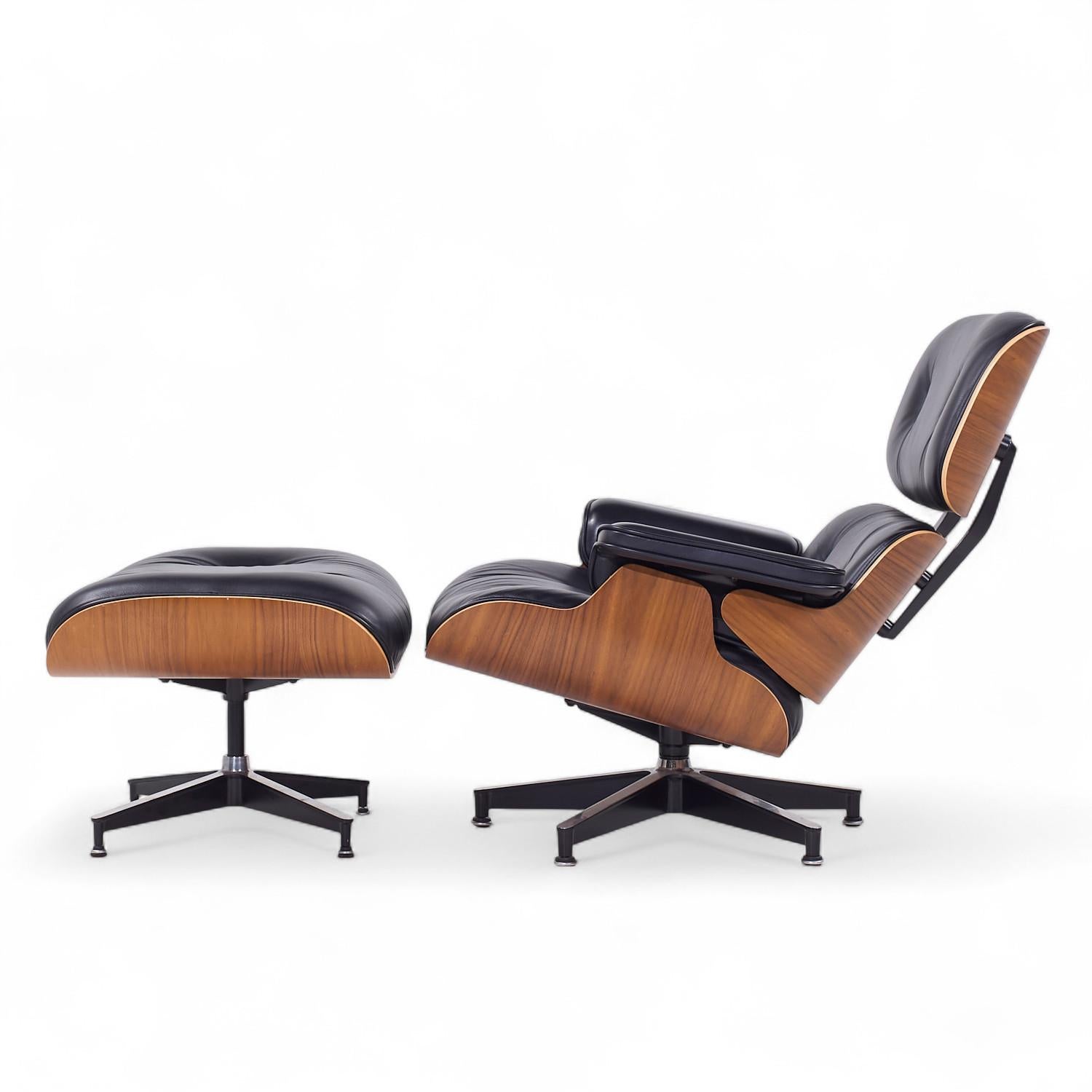 Américain Charles and Ray Eames for Herman Miller Walnut Tall Lounge Chair with Ottoman (Chaise longue en noyer avec ottoman) en vente