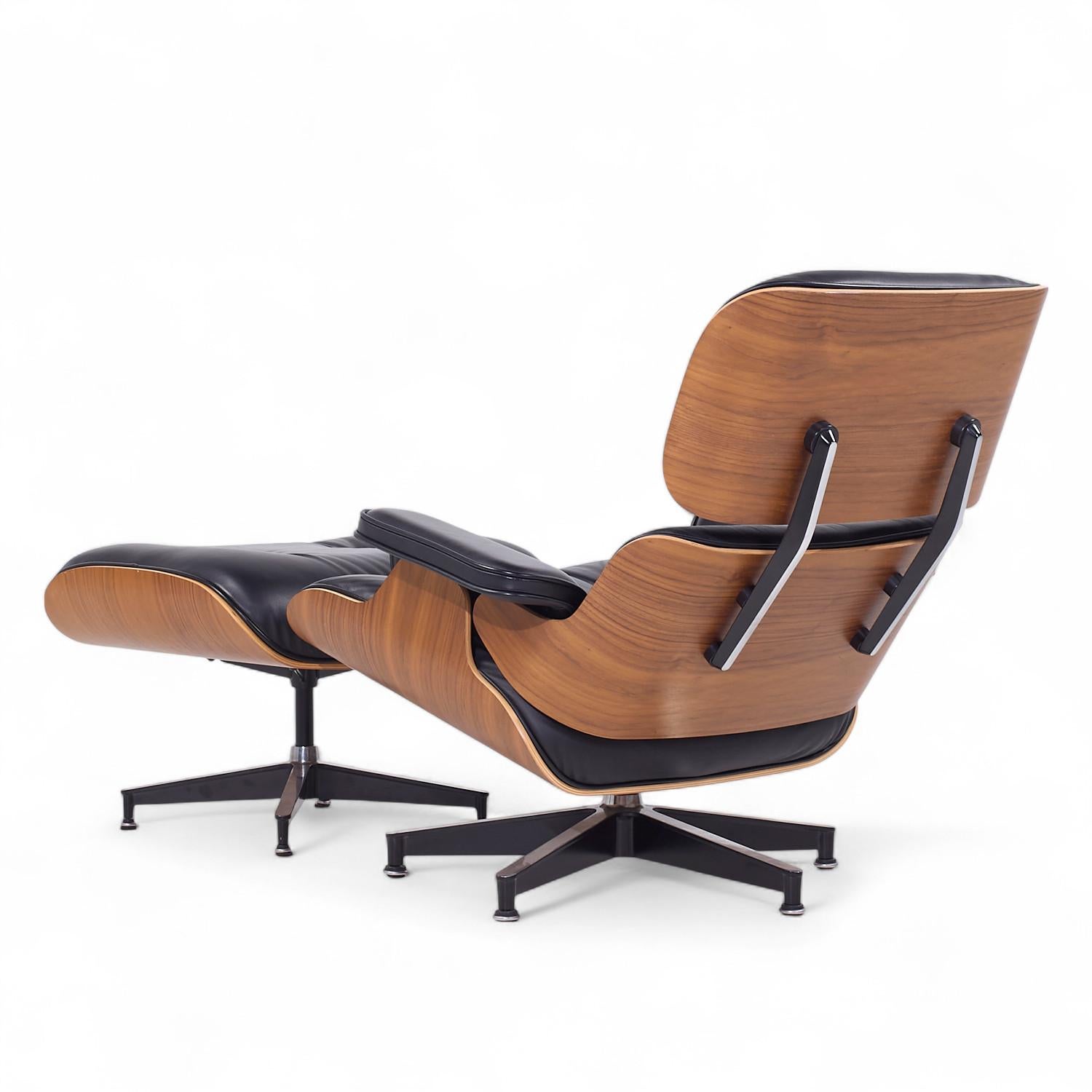 Charles and Ray Eames for Herman Miller Walnut Tall Lounge Chair with Ottoman (Chaise longue en noyer avec ottoman) Bon état - En vente à Countryside, IL