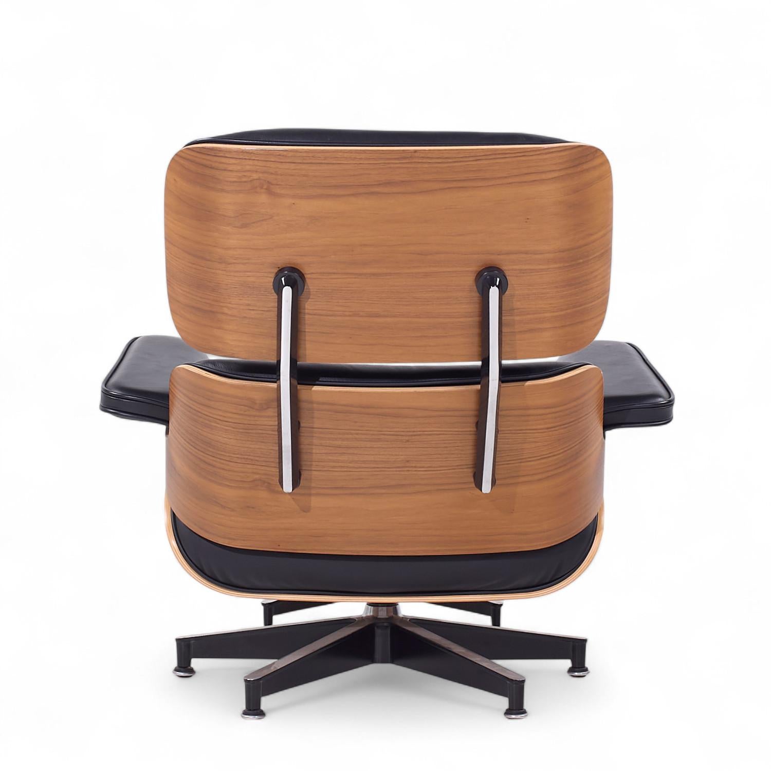 20ième siècle Charles and Ray Eames for Herman Miller Walnut Tall Lounge Chair with Ottoman (Chaise longue en noyer avec ottoman) en vente