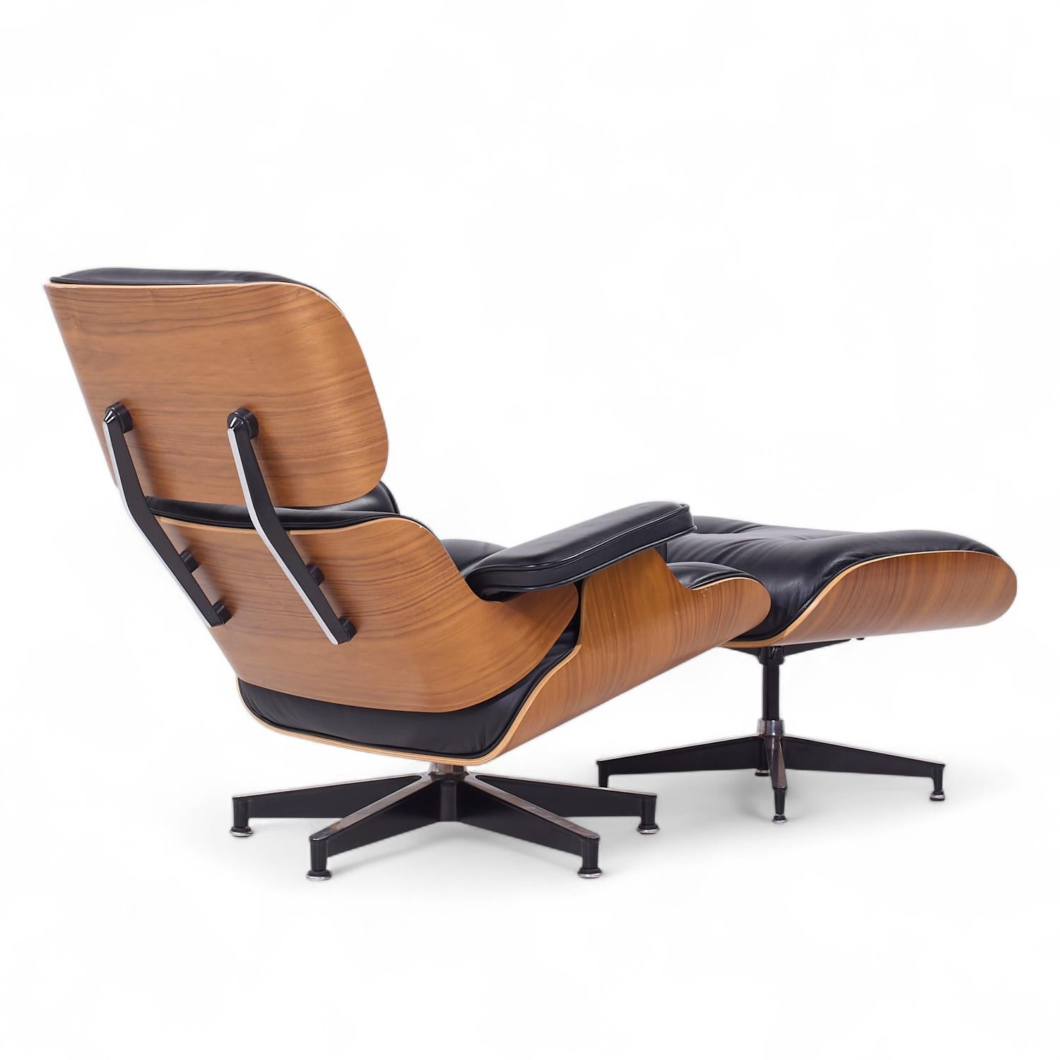 Tissu d'ameublement Charles and Ray Eames for Herman Miller Walnut Tall Lounge Chair with Ottoman (Chaise longue en noyer avec ottoman) en vente