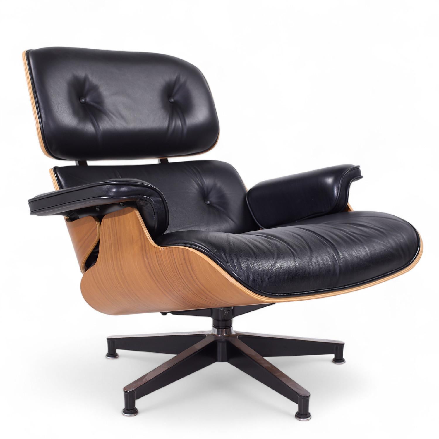 Charles and Ray Eames for Herman Miller Walnut Tall Lounge Chair with Ottoman (Chaise longue en noyer avec ottoman) en vente 2