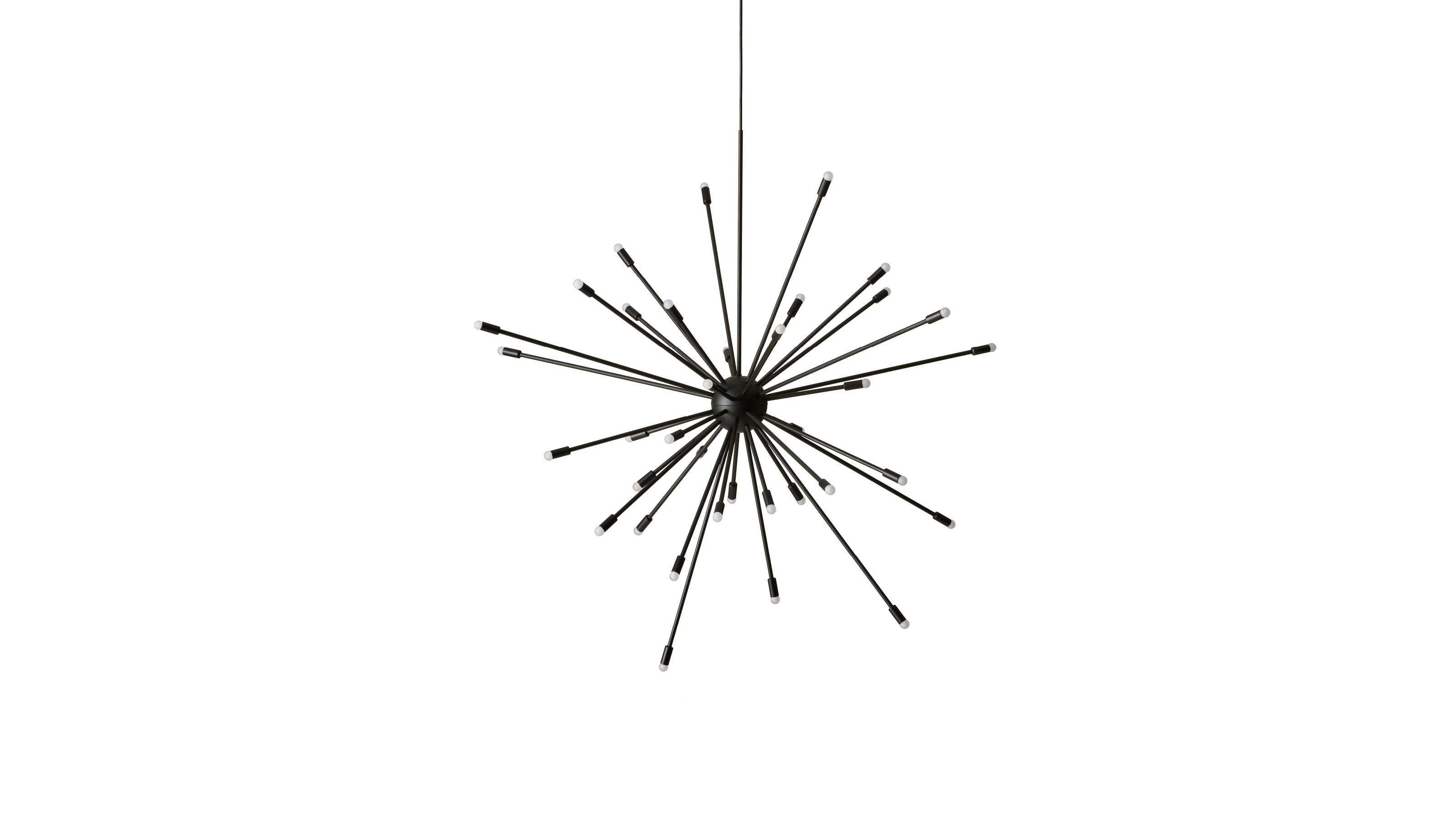 Charles und Ray Eames Galaxy Lampe 
Hergestellt von Cassina (Italien)

LICHTEXPLOSION

Die 1949 entworfene Leuchte ist ein Produkt des Genies von Charles und Ray Eames, das durch den Zusammenbau von Komponenten aus der Automobilindustrie zu einer