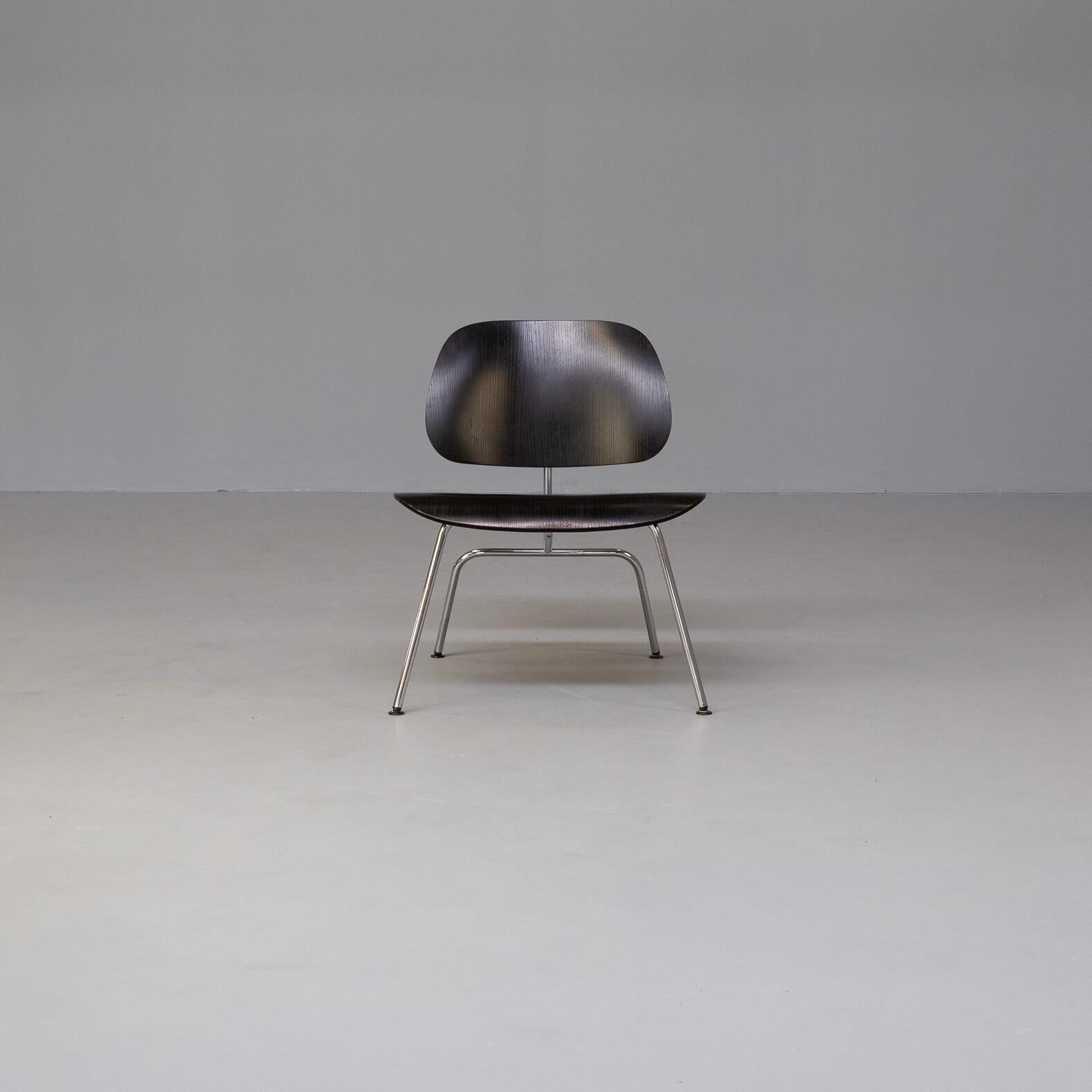 Thanks to the slender organic shapes of the seats and the back shells, Charles and Ray Eames’ LCM quickly acquired the nickname ‘Potato Chip Chair’.
Charles and Ray Eames experimented for years with new techniques to produce three-dimensional