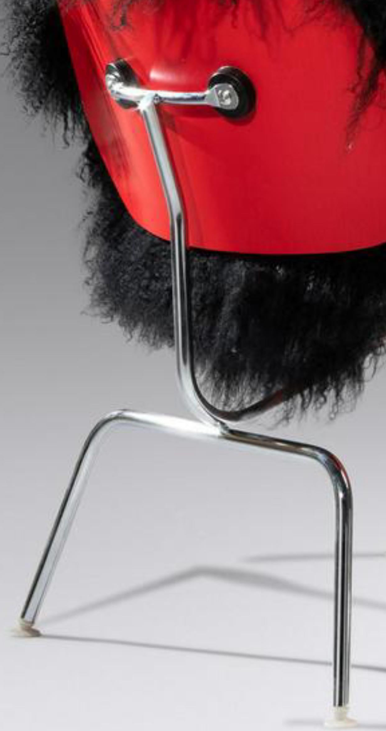 Chaise LCM Charles and Ray Eames avec laine d'agneau de Mongolie, vers 2010 Bon état - En vente à Chicago, IL