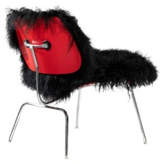 Chaise LCM Charles and Ray Eames avec laine d'agneau de Mongolie, vers 2010