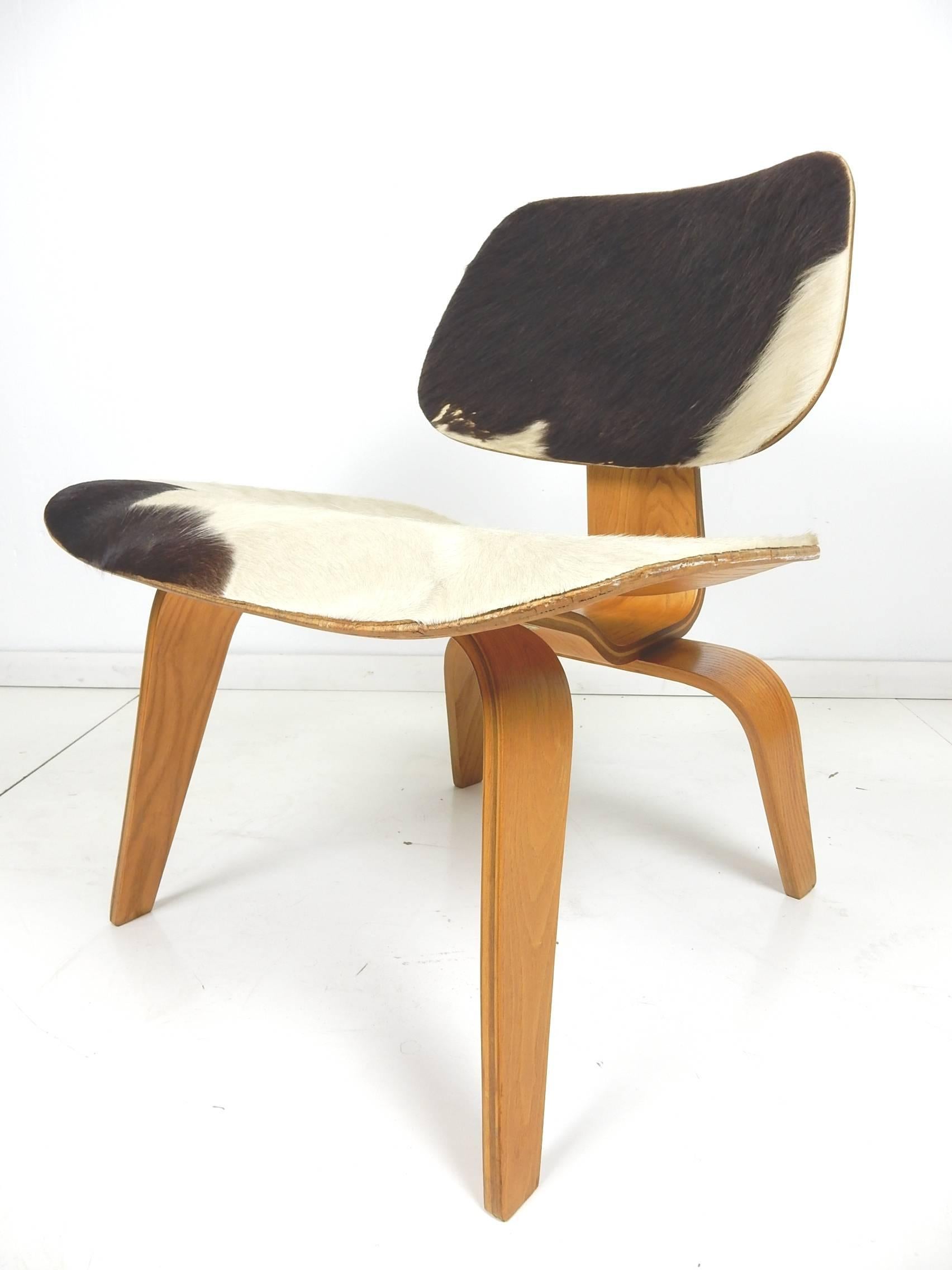For the modernism collector this rare, circa 1948, LCW chair in original slunkskin finish.
This is a museum piece being completely original and in excellent condition.
Designed by Charles and Ray Eames for Evans Products and distributed by Herman