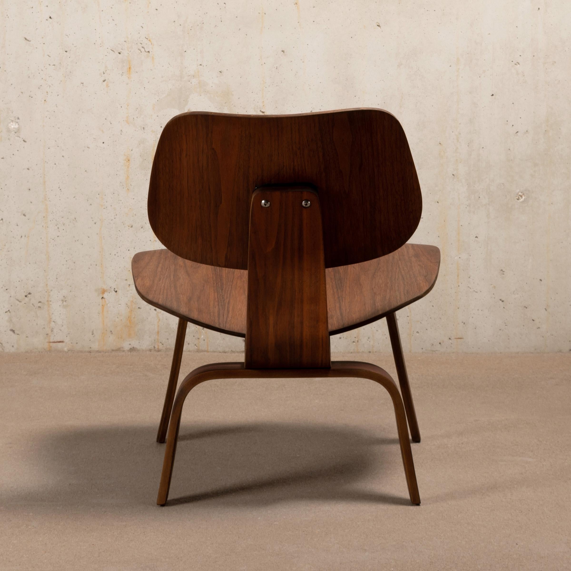Charles and Ray Eames LCW Walnut Lounge Chair for Evans Products, 1950 In Good Condition In Amsterdam, NL
