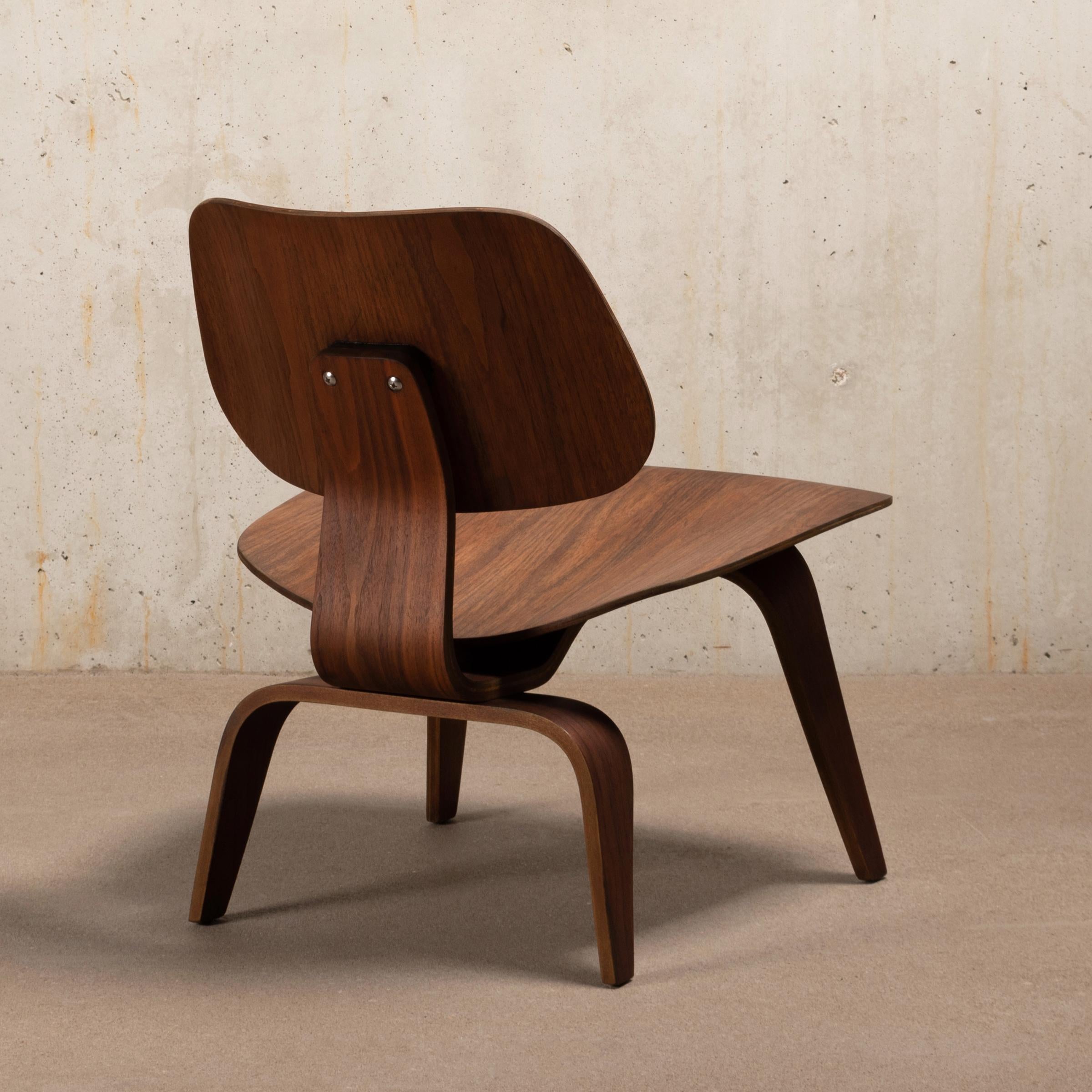 Mid-20th Century Charles and Ray Eames LCW Walnut Lounge Chair for Evans Products, 1950