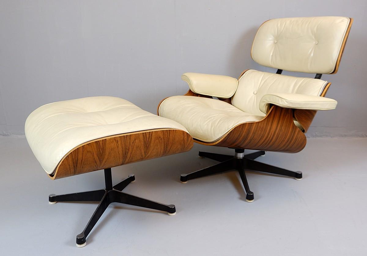 Charles and Ray Eames lounge chair and ottoman Mobilier International Edition

Measures of the ottoman in centimeters: 66 x 54 H 37 cm.