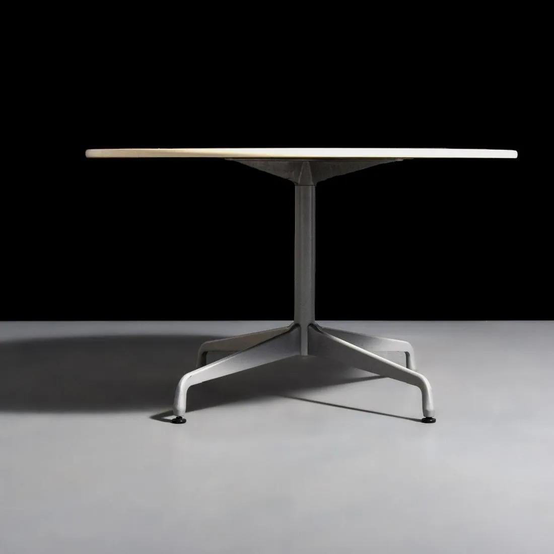 Charles and Ray Eames MCM Round Dining or Conference Table for Herman Miller  In Good Condition In Plainview, NY