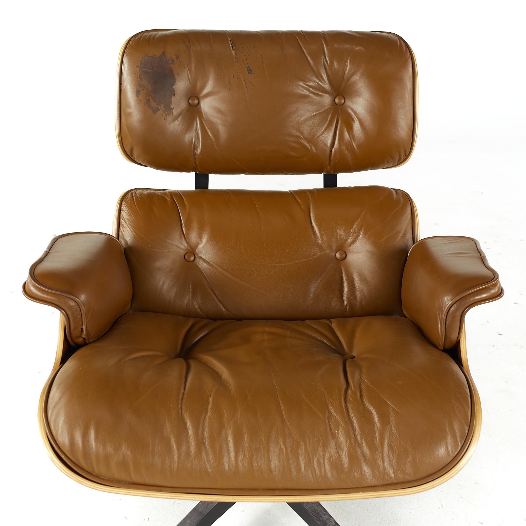 Charles and Ray Eames fauteuil de salon et pouf en cerisier du milieu du siècle dernier en vente 4