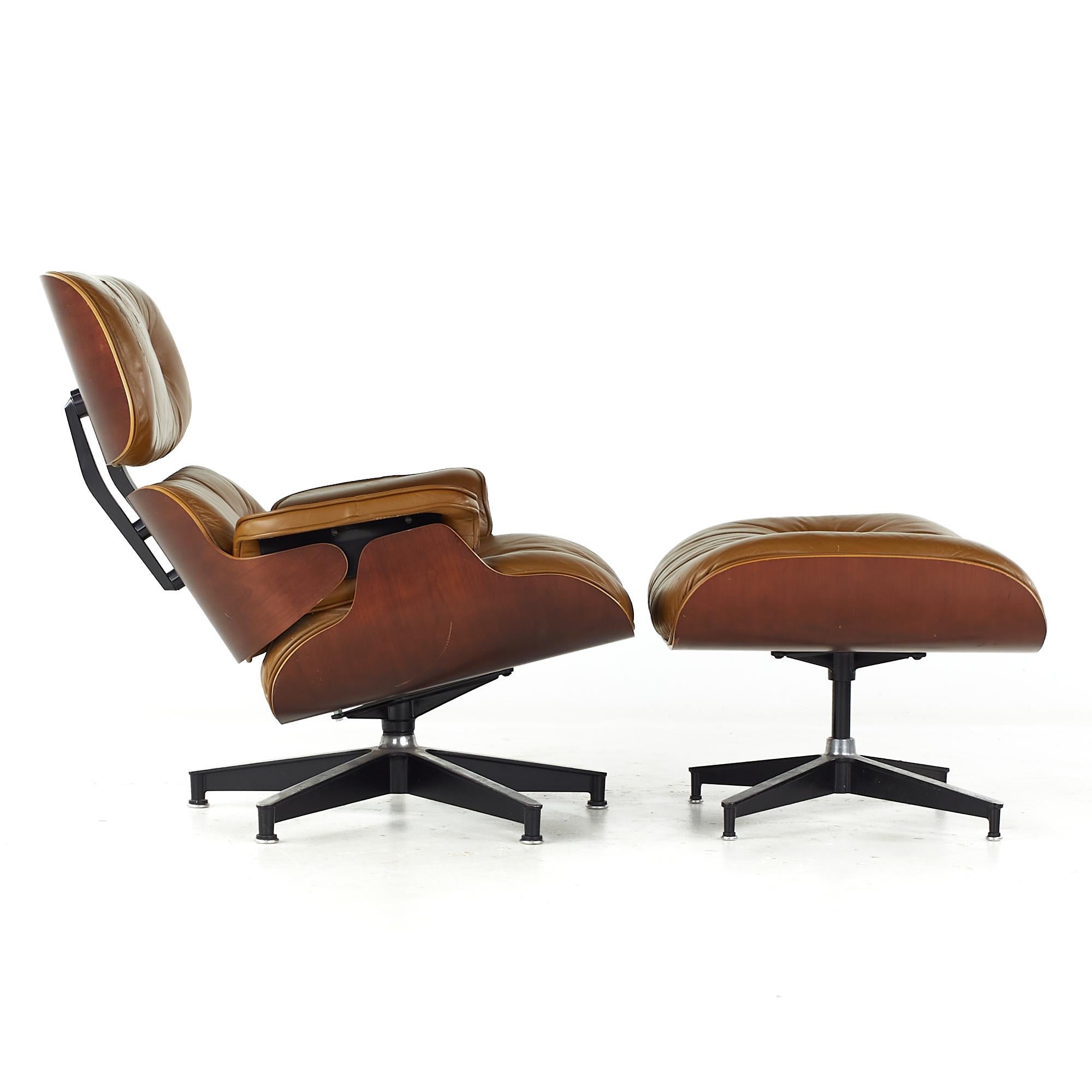 Charles and Ray Eames Loungesessel und Ottomane aus der Mitte des Jahrhunderts in Kirsche (amerikanisch) im Angebot