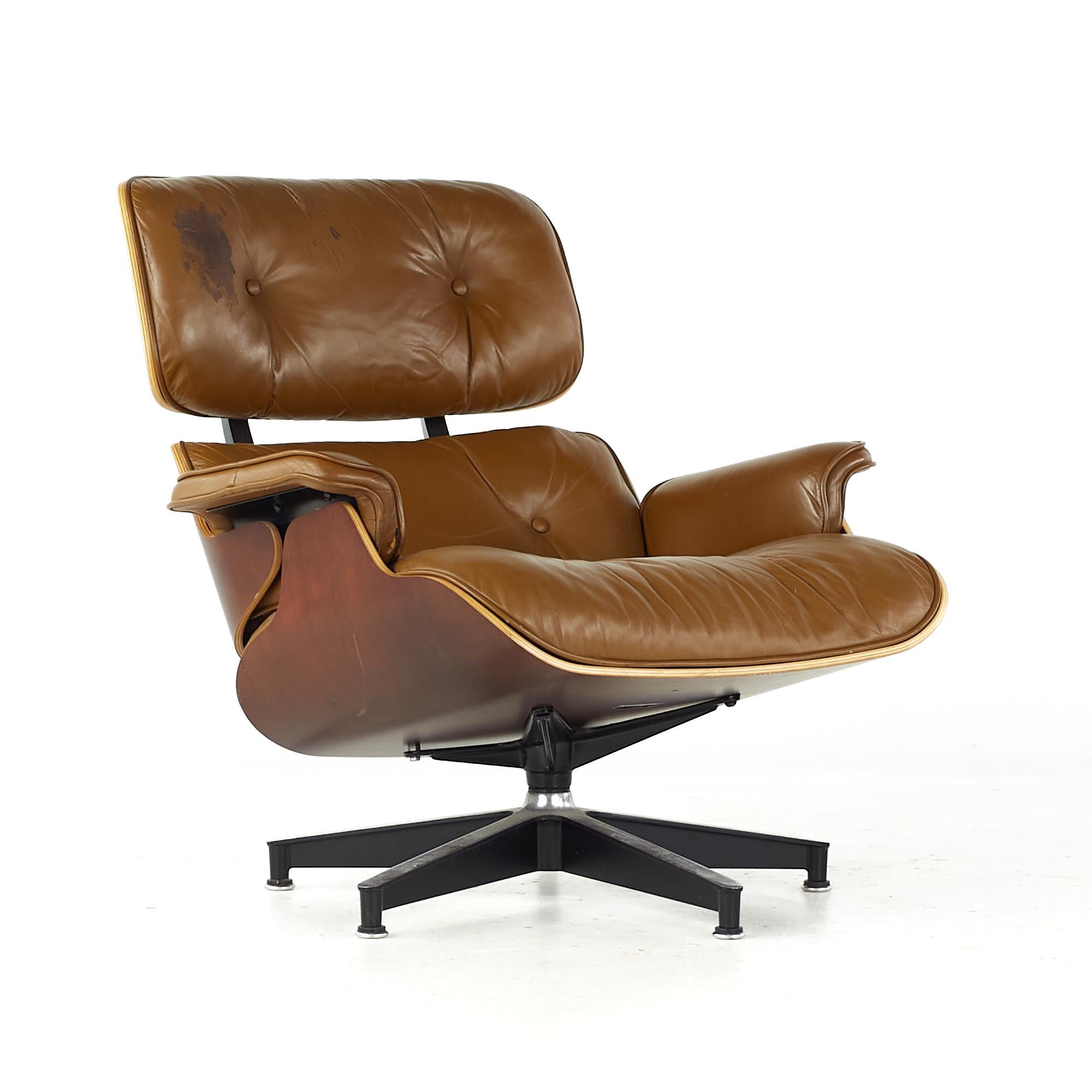 Mid-Century Modern Charles and Ray Eames fauteuil de salon et pouf en cerisier du milieu du siècle dernier en vente
