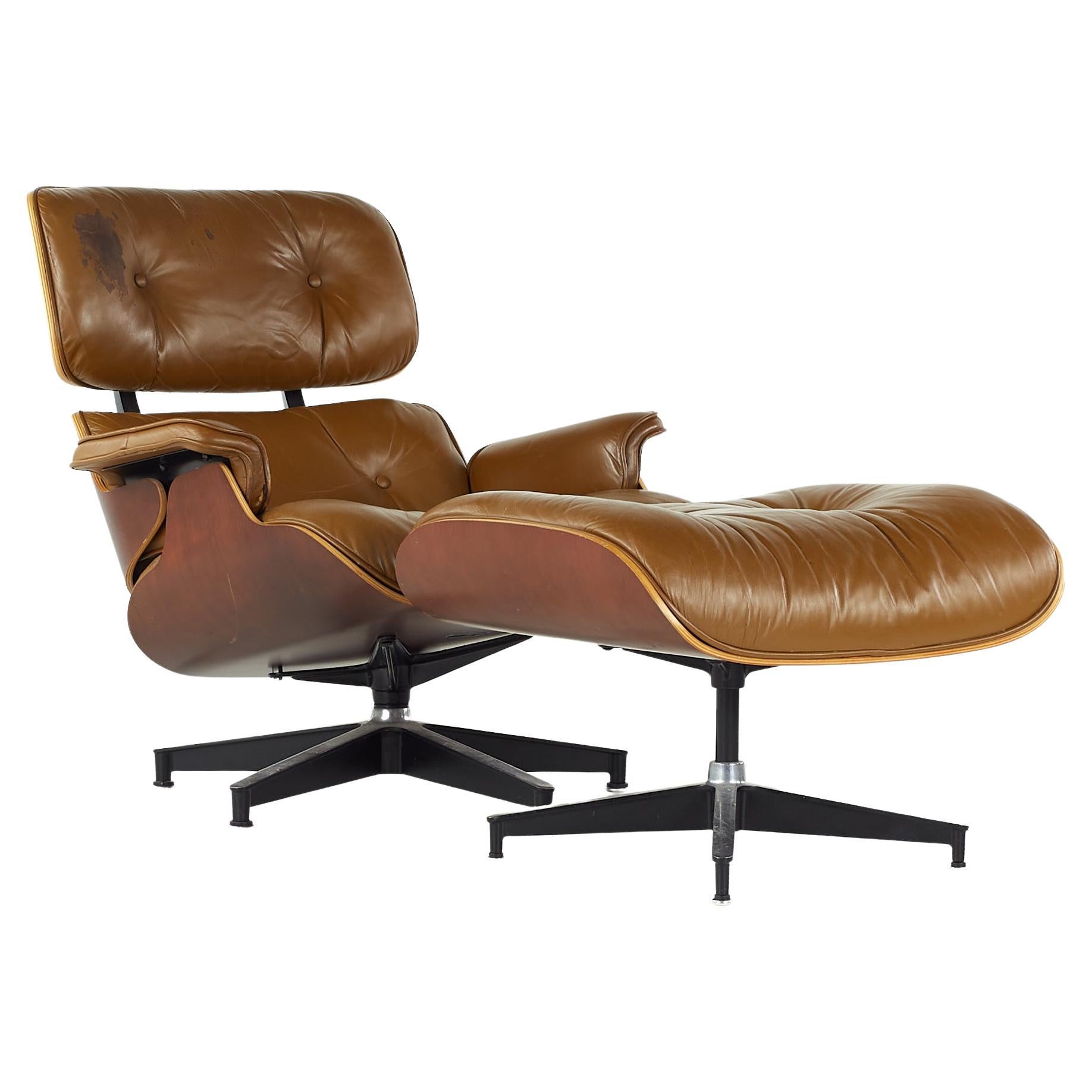 Charles and Ray Eames Loungesessel und Ottomane aus der Mitte des Jahrhunderts in Kirsche im Angebot