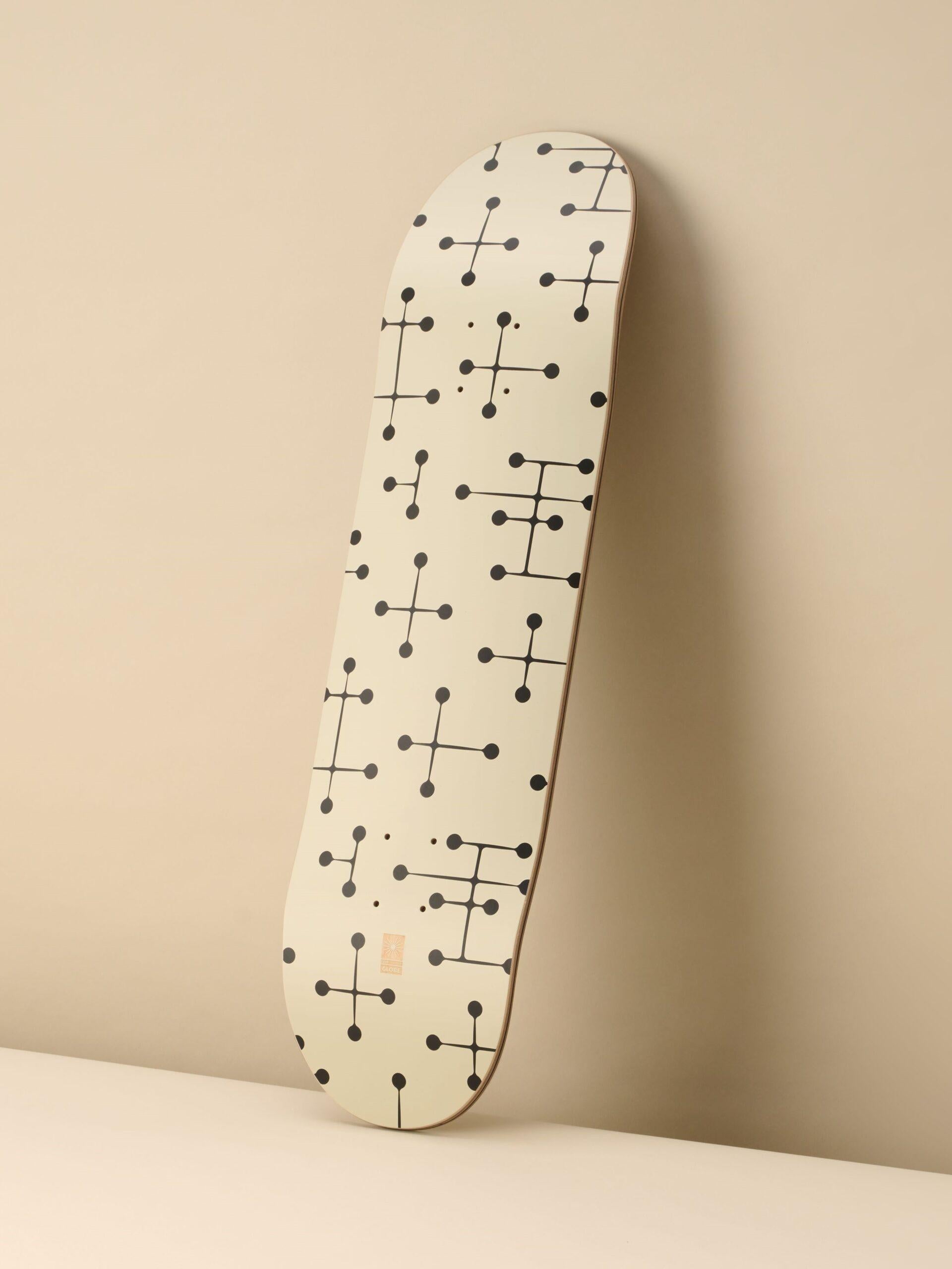 Charles et Ray Eames
Planche de skateboard à motifs de points, 2023
Bois d'érable. Impression à l'encre en relief de Dot Pattern en bas avec un placage d'érable foncé et une impression d'archives en haut.
31 1/2 × 7 9/10 in  80 × 20 cm