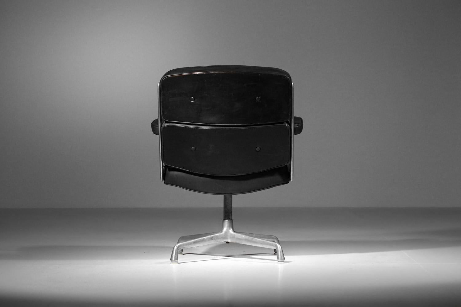 Charles and Ray Eames office chair in black leather and aluminum group For Sale 3