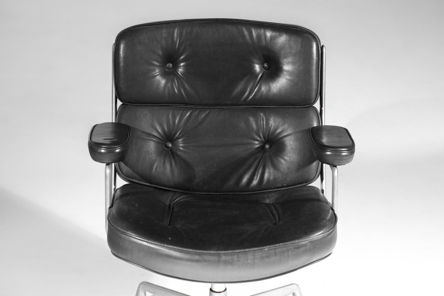Charles and Ray Eames office chair in black leather and aluminum group For Sale 4