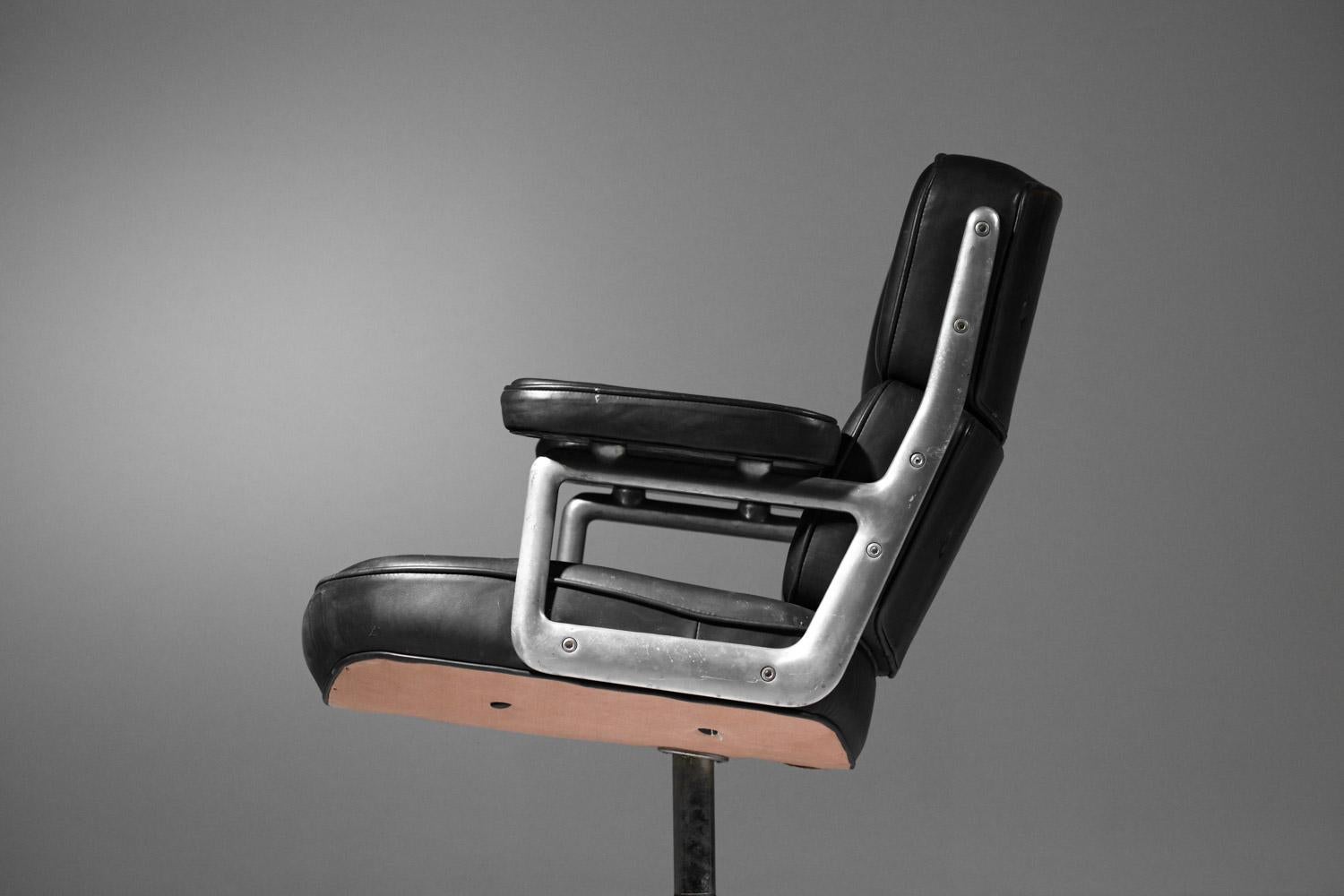 Charles and Ray Eames office chair in black leather and aluminum group For Sale 5