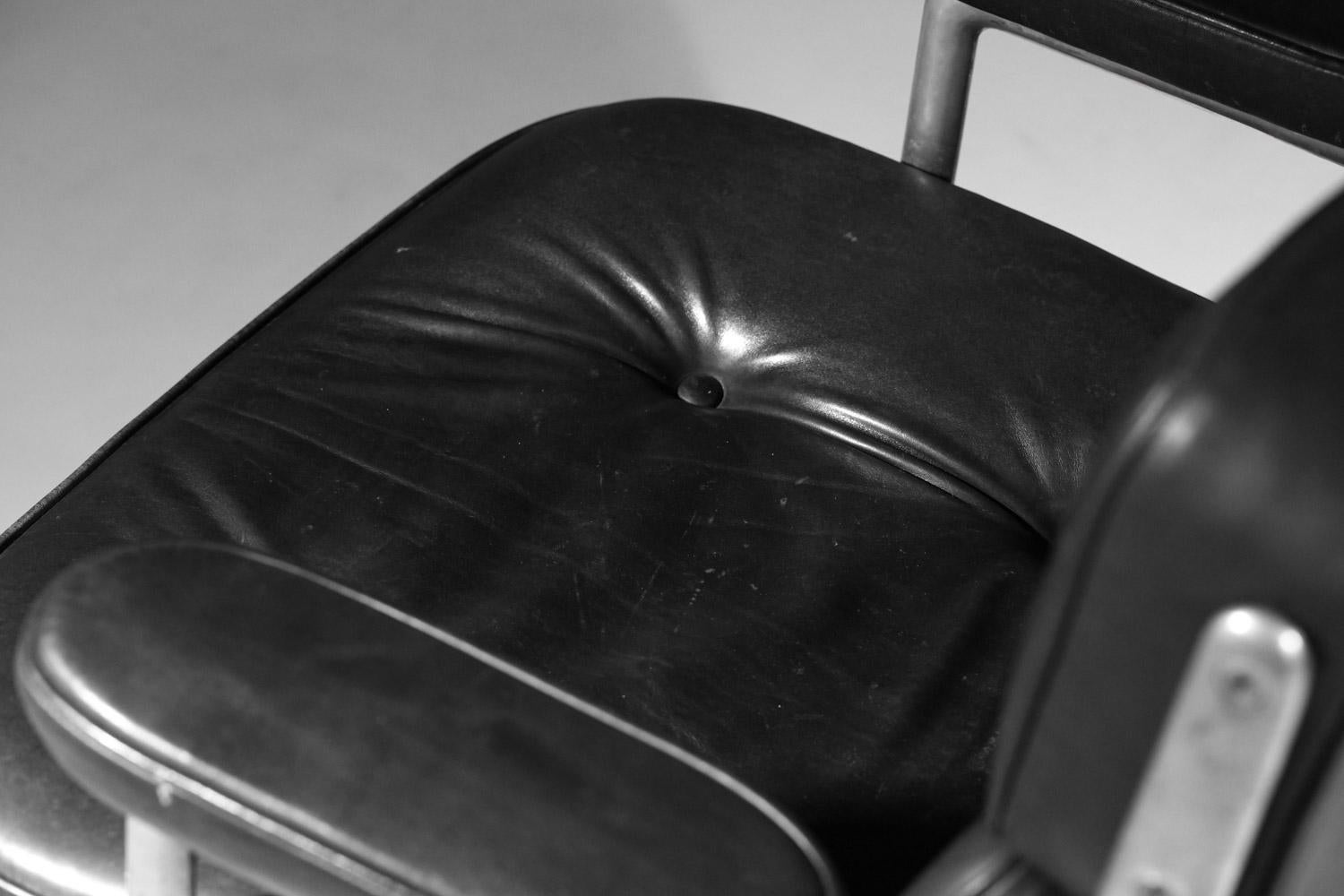 Charles and Ray Eames office chair in black leather and aluminum group For Sale 6