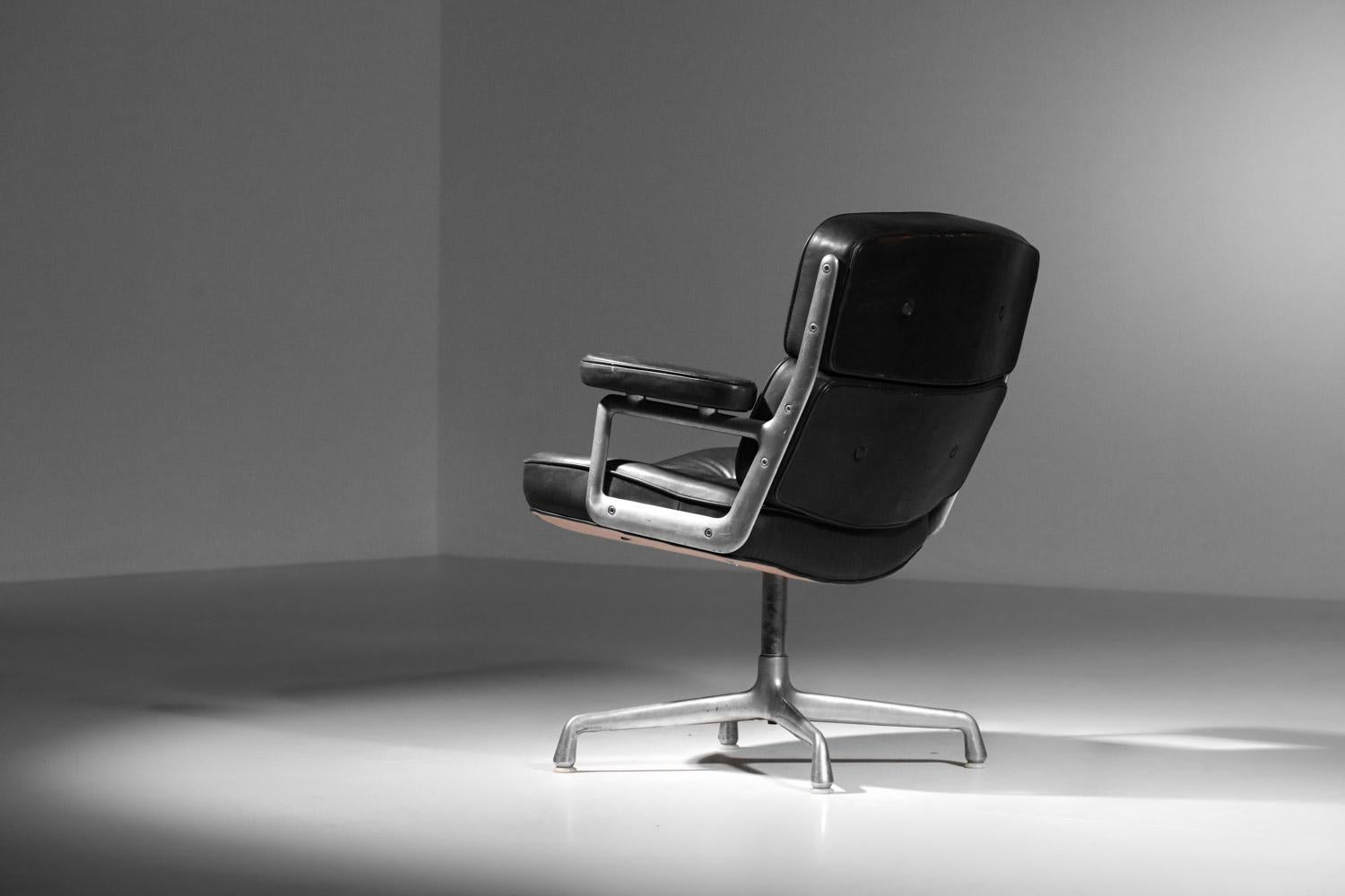 Charles and Ray Eames office chair in black leather and aluminum group For Sale 7