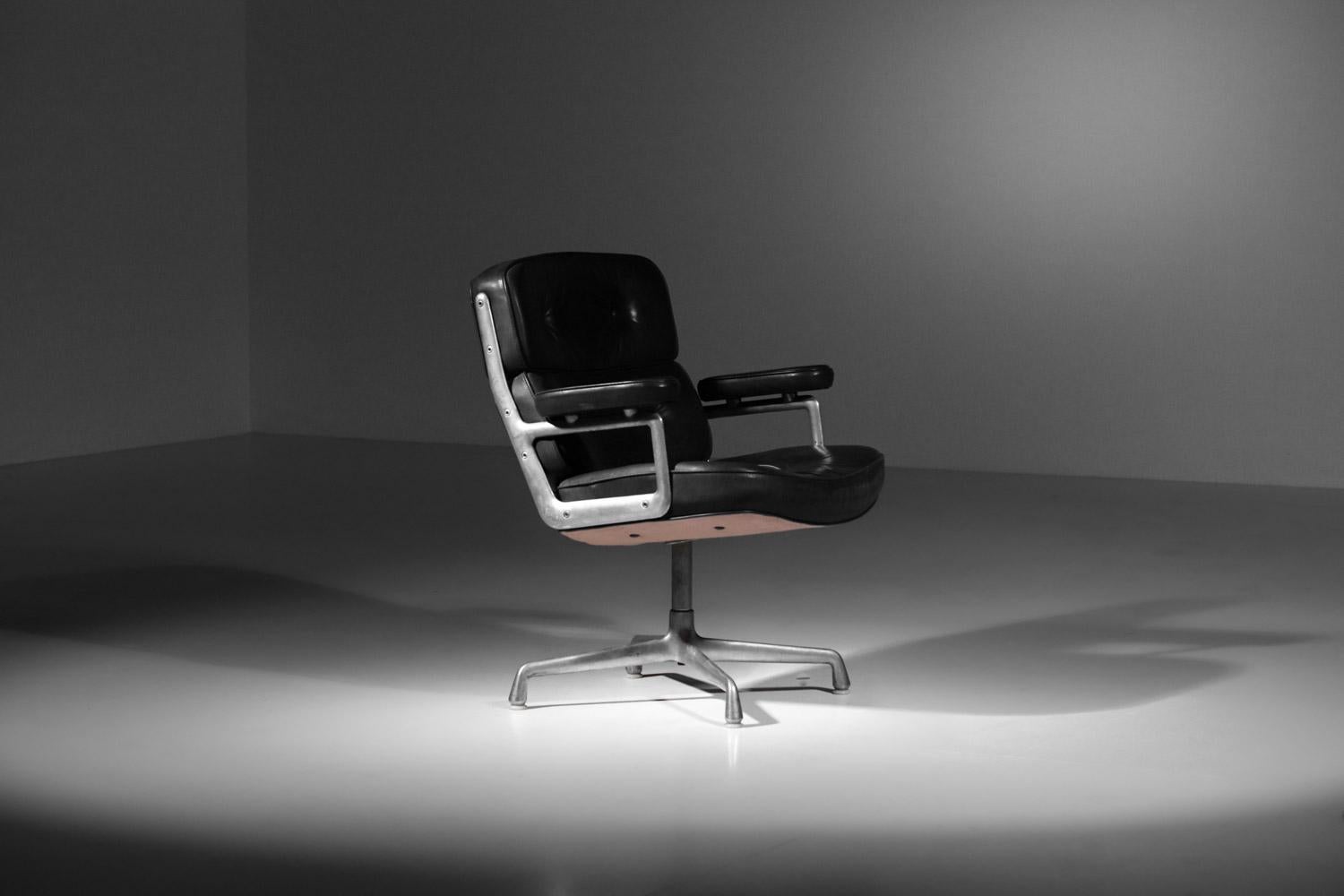 Charles and Ray Eames office chair in black leather and aluminum group For Sale 8