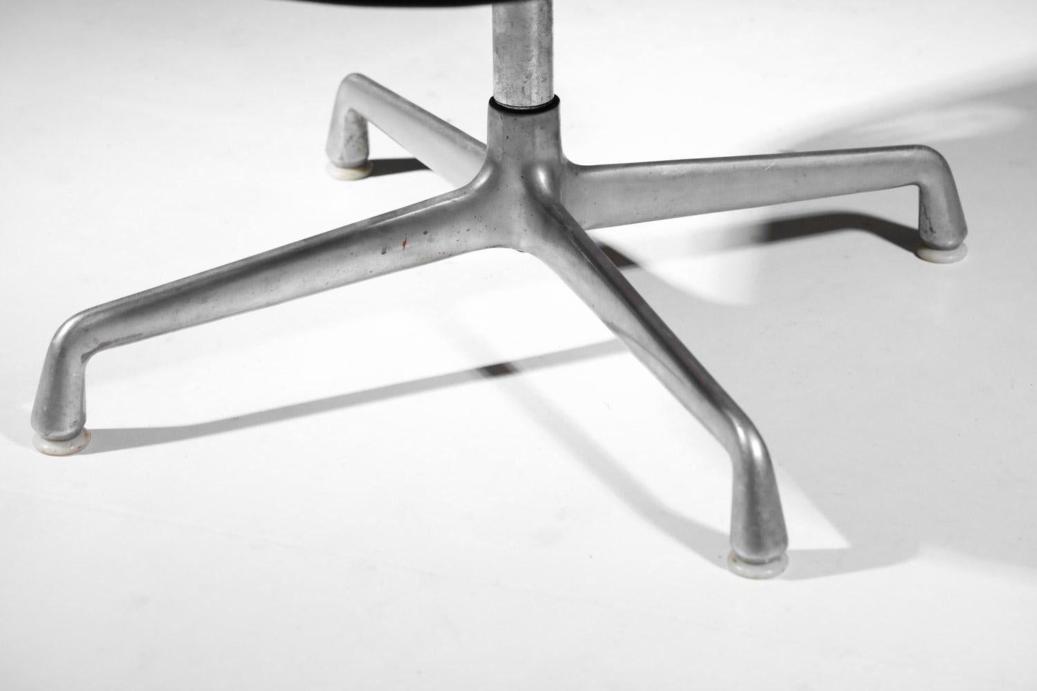 Charles and Ray Eames office chair in black leather and aluminum group For Sale 9