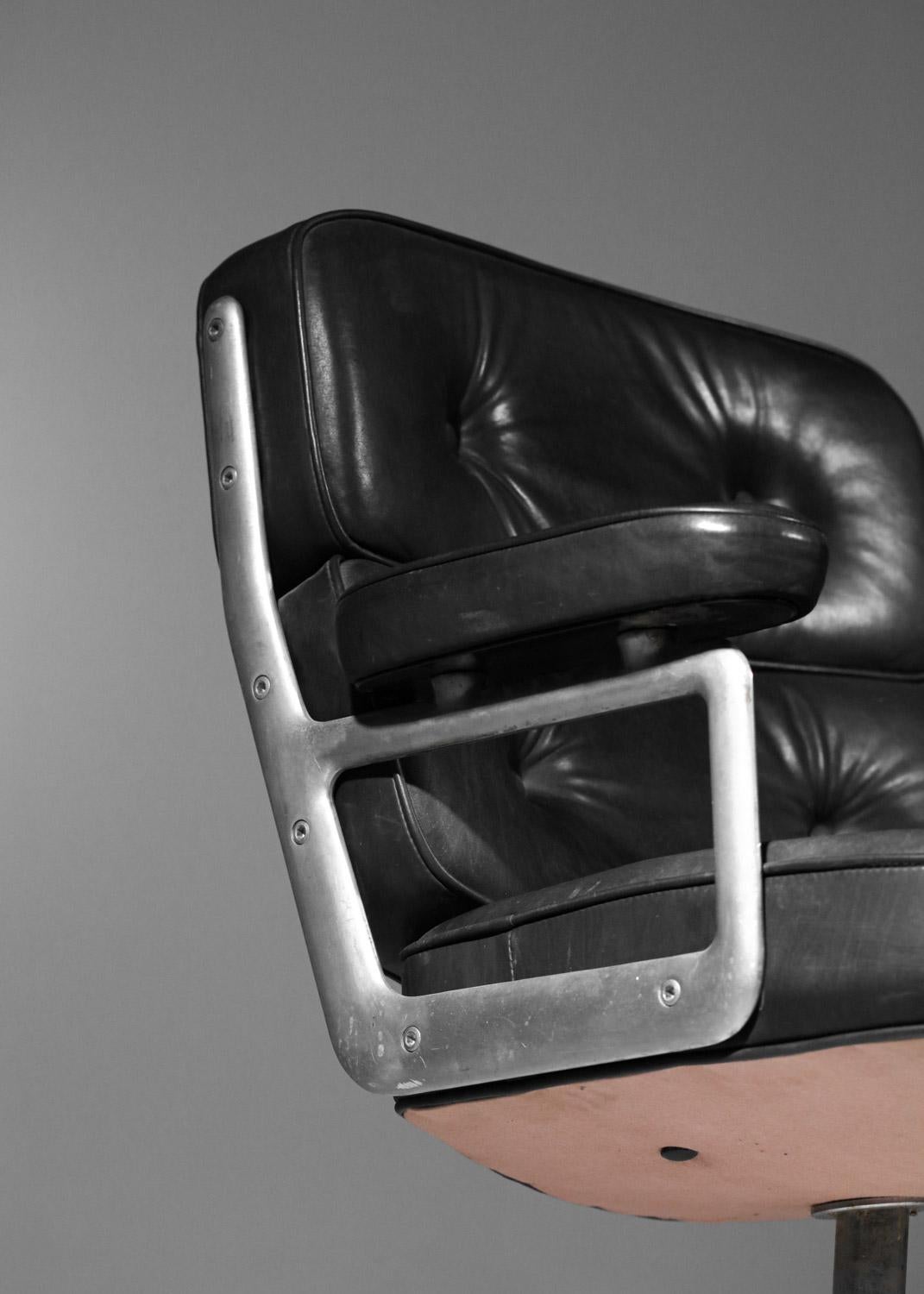 Charles and Ray Eames office chair in black leather and aluminum group For Sale 12