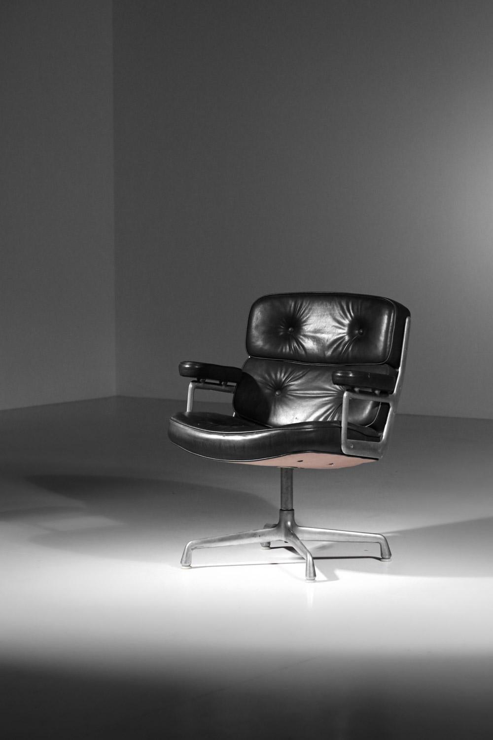 Office chair by the American design duo Charles and Ray Eames from the 1960s, model Lobby ES108. Aluminum frame with star base, original black leather seat and armrests. Beautiful vintage condition, with traces of age and use throughout: pitting on