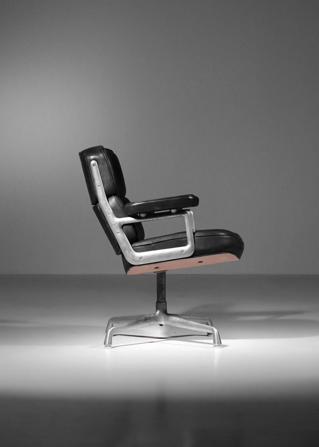 European Charles and Ray Eames office chair in black leather and aluminum group For Sale