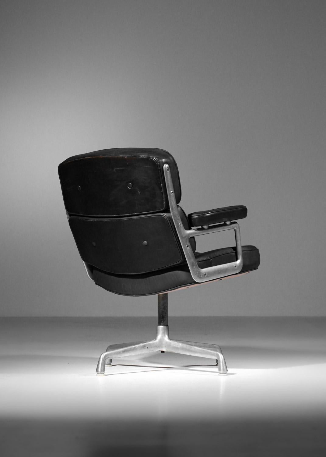 Charles and Ray Eames office chair in black leather and aluminum group In Good Condition For Sale In Ternay, Auvergne-Rhône-Alpes