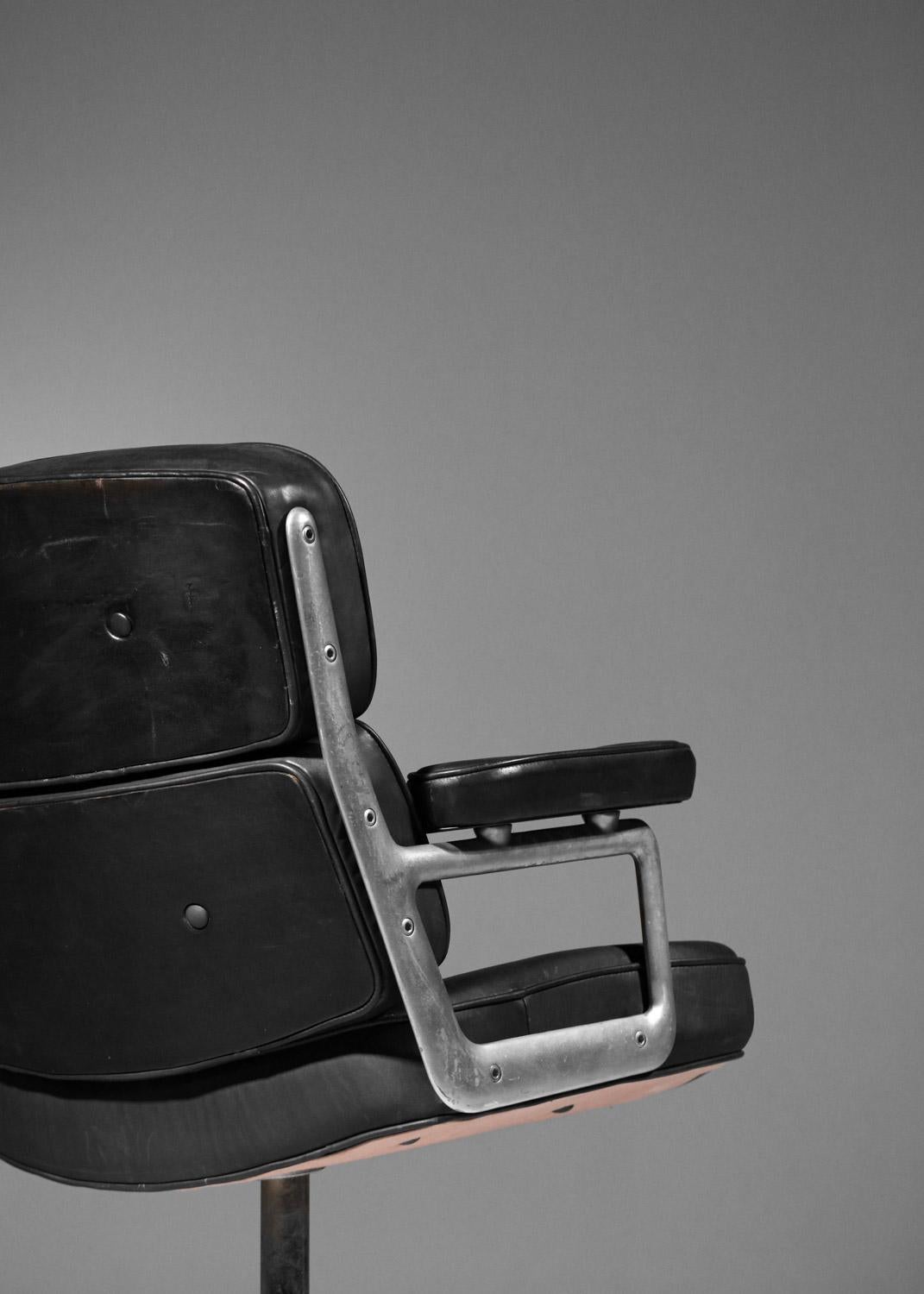 Mid-20th Century Charles and Ray Eames office chair in black leather and aluminum group For Sale