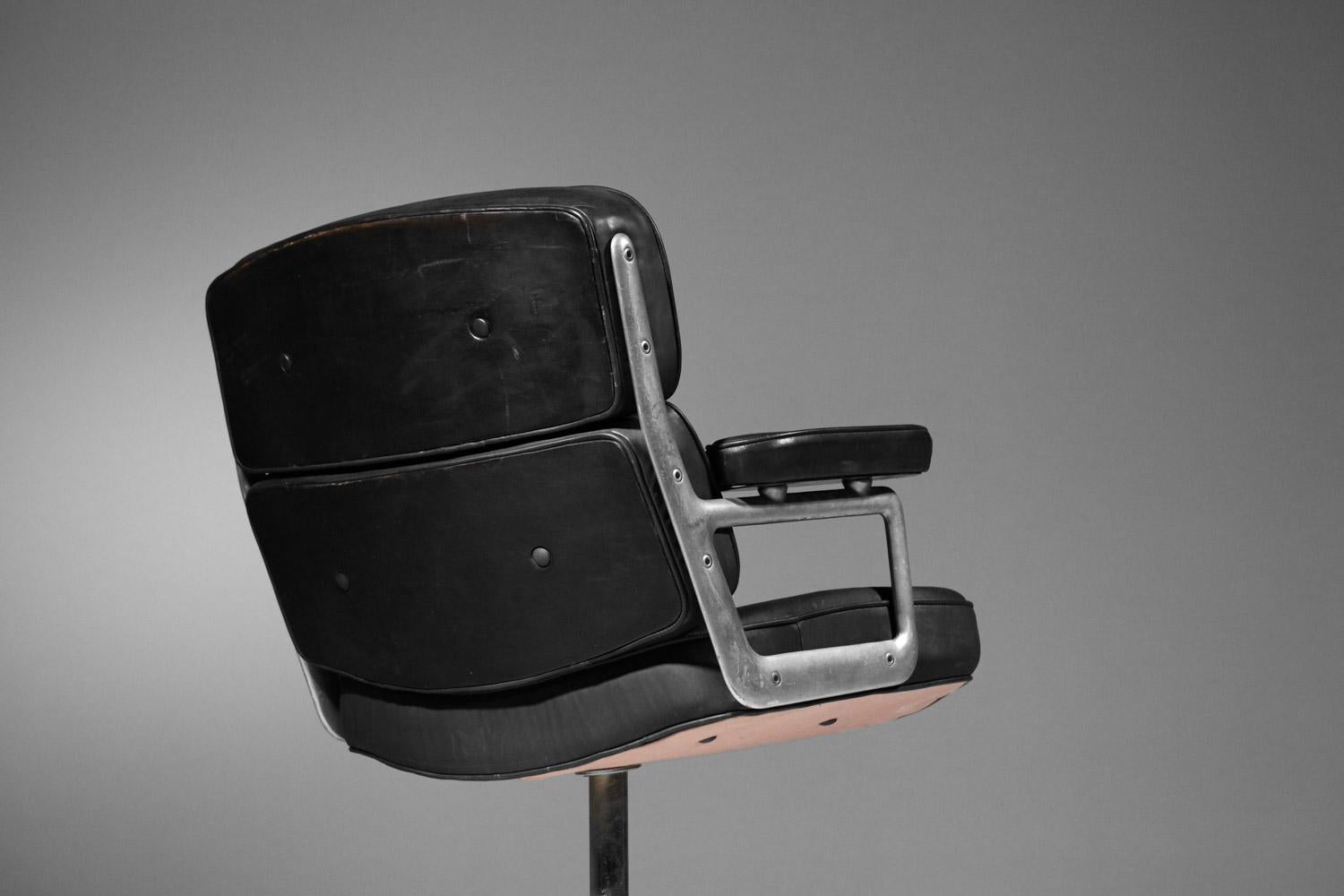Aluminum Charles and Ray Eames office chair in black leather and aluminum group For Sale