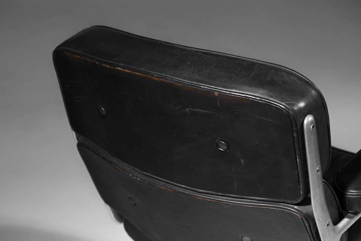 Charles and Ray Eames office chair in black leather and aluminum group For Sale 1