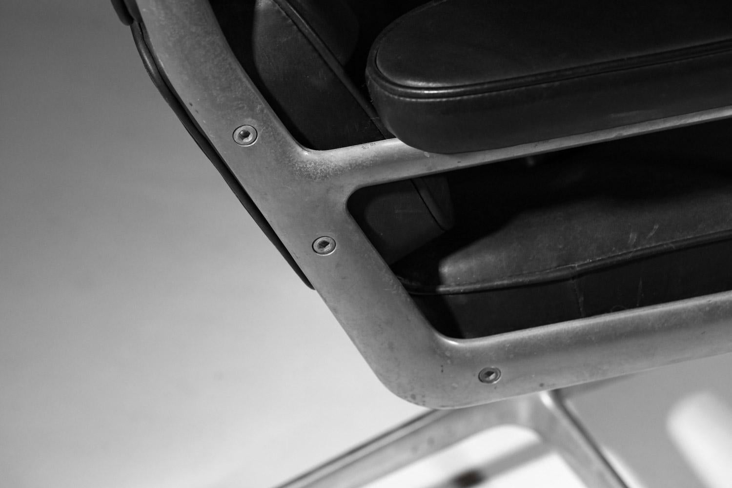 Charles and Ray Eames office chair in black leather and aluminum group For Sale 2