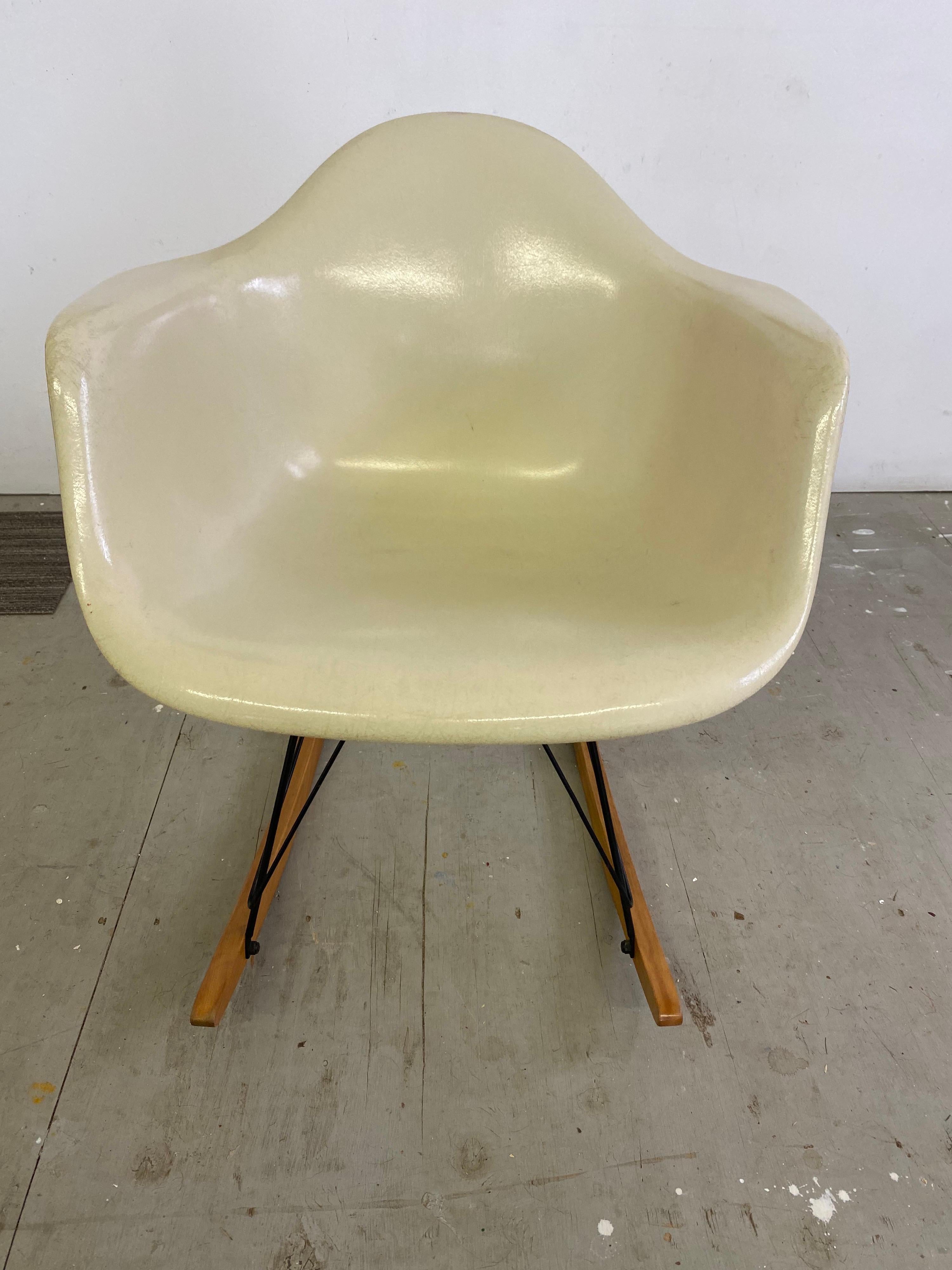 Charles und Ray Eames Original RAR Schaukelstuhl, datiert 1961. Gekauft von der Original Detroit Familie, als ihre erste Tochter geboren wurde! In sehr gutem Zustand, mit schwarz lackierten Streben und Ahornkufen. Ein kleiner Chip wie auf dem Foto