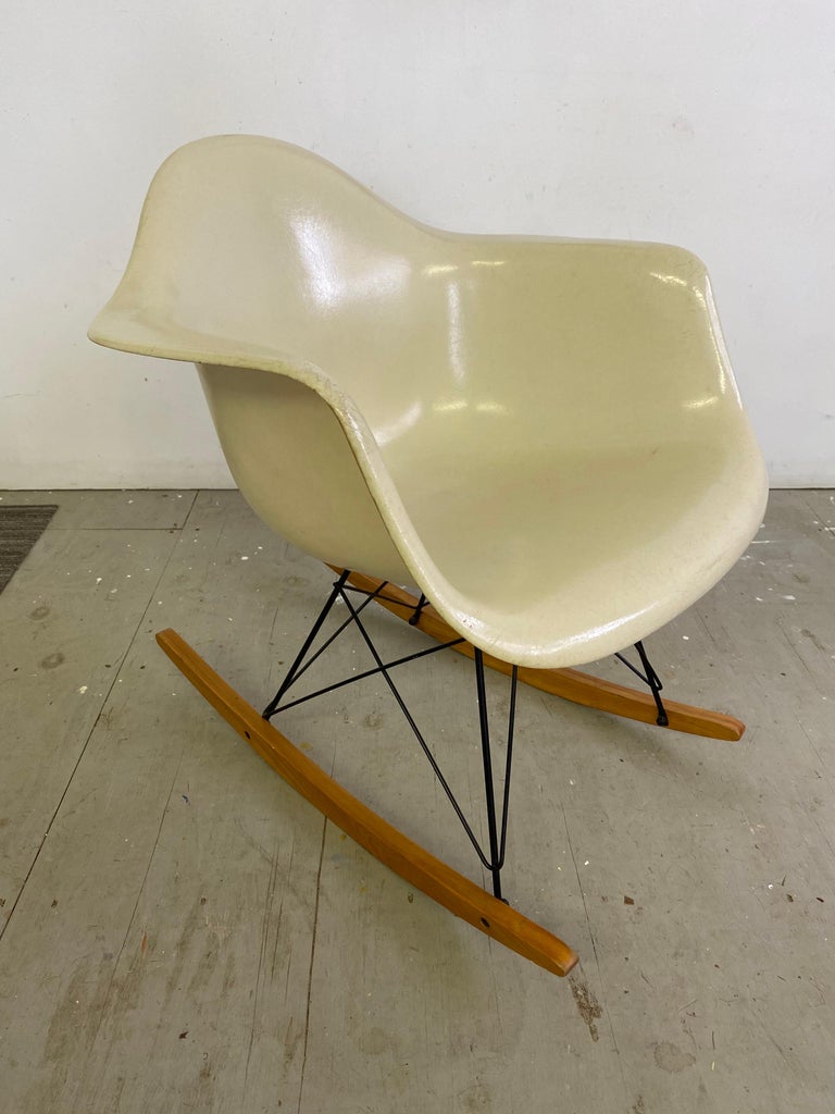 Mid-Century Modern Charles and Ray Eames Original RAR Rocking Chair 1961 For Sale