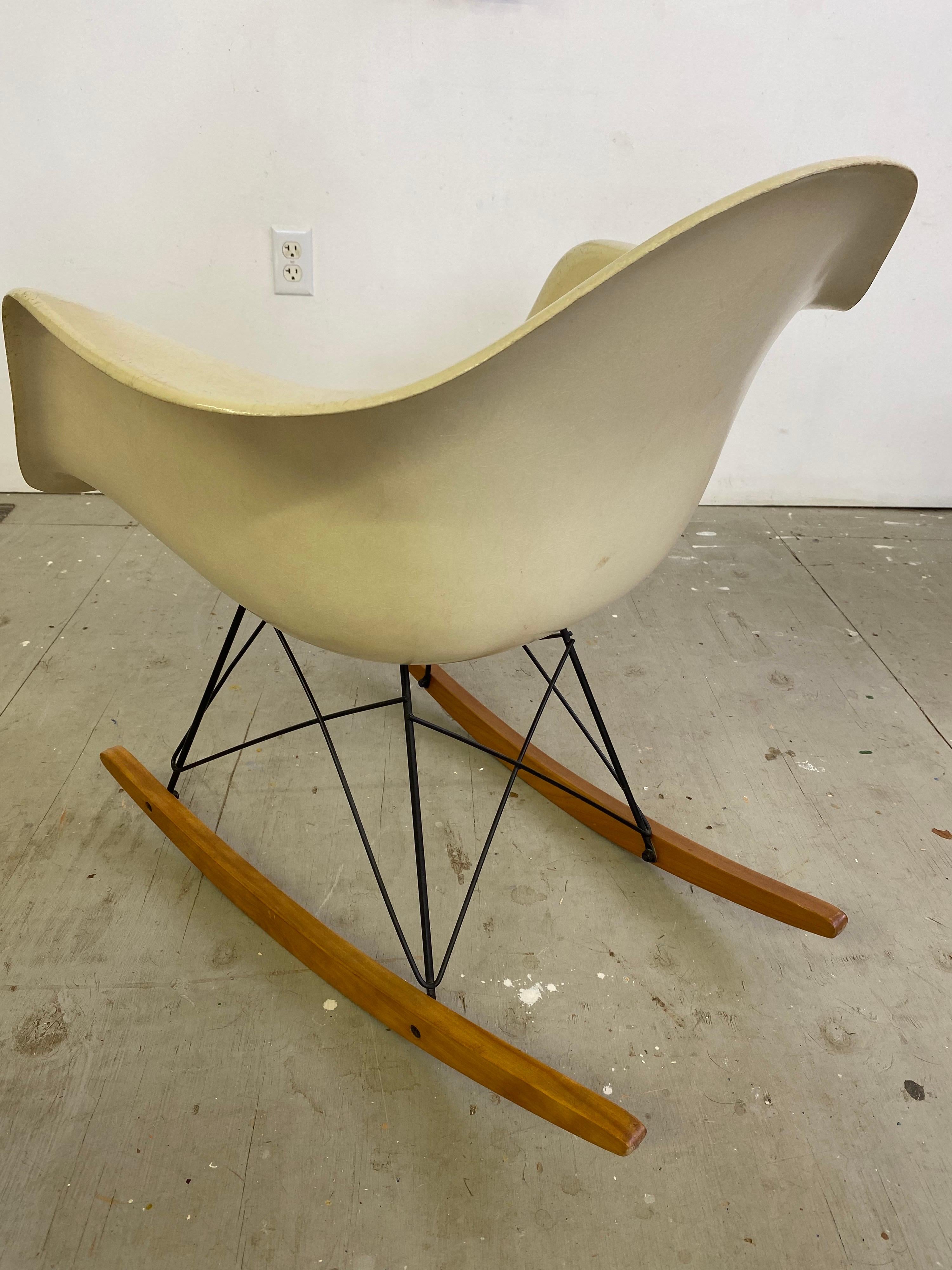 Charles and Ray Eames Original RAR Rocking Chair 1961 In Good Condition In Philadelphia, PA