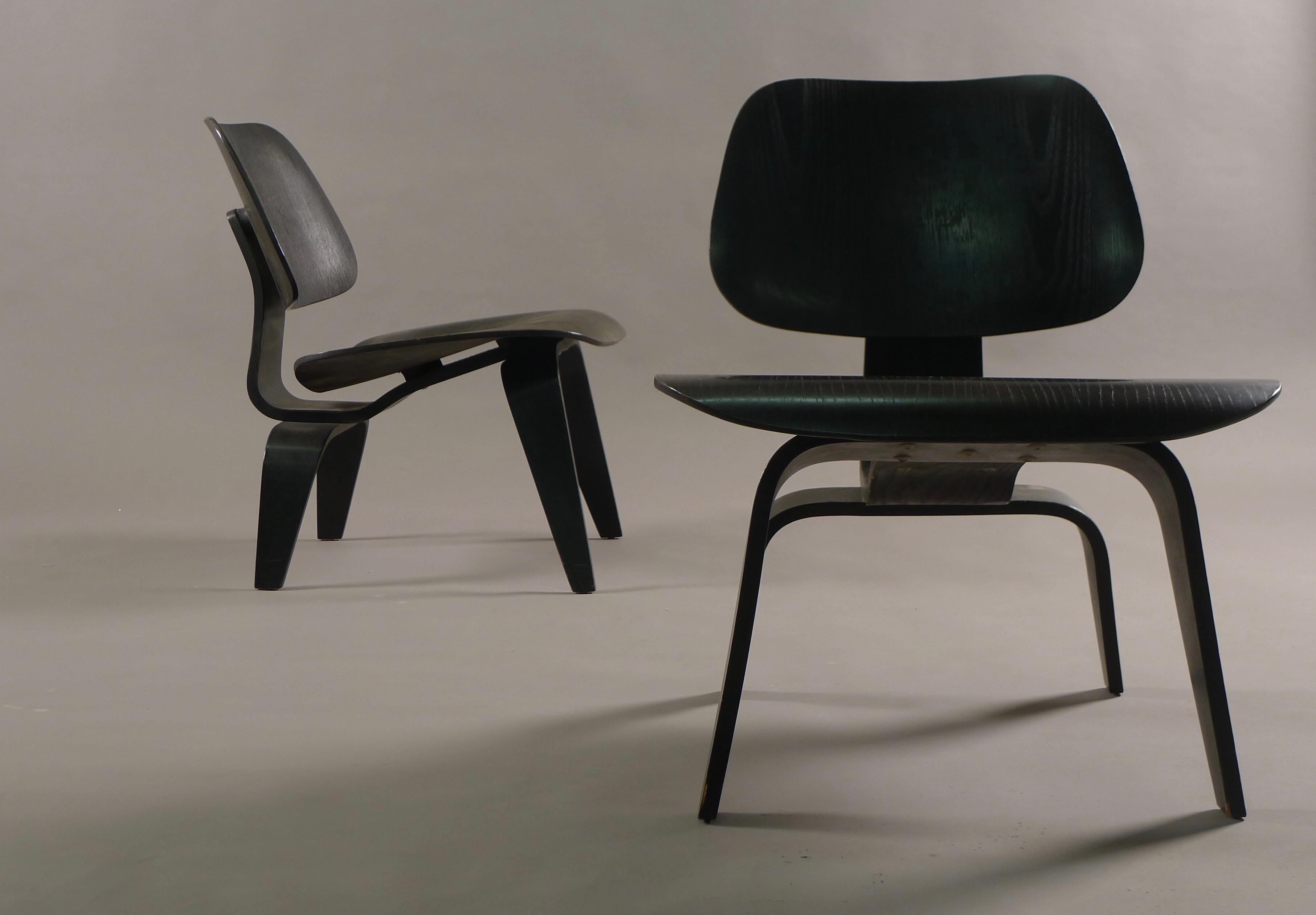 Charles and Ray Eames Pair of Early Evans Production Original LCW Chairs In Fair Condition In Wargrave, Berkshire