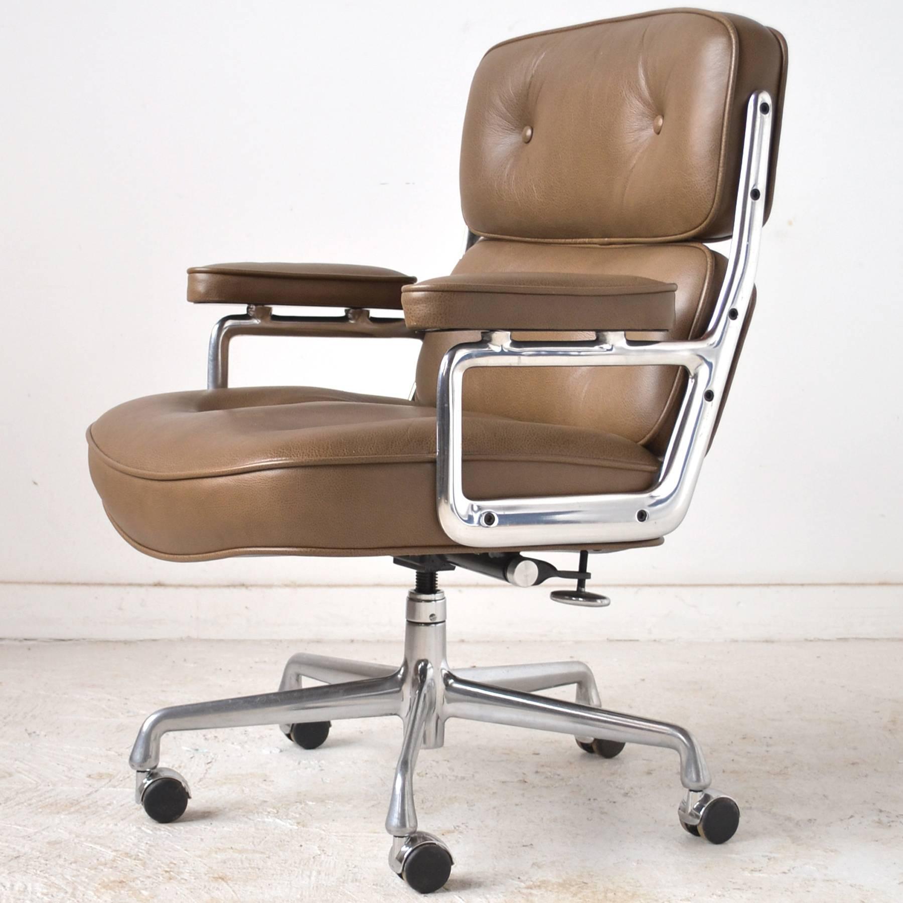 Originally designed for the Time-Life building in 1960, this chair shares qualities with other Eames designs. The generous proportions and deep luxurious cushions offer the sitter great comfort and the cast aluminum frame is light and stylish.
The