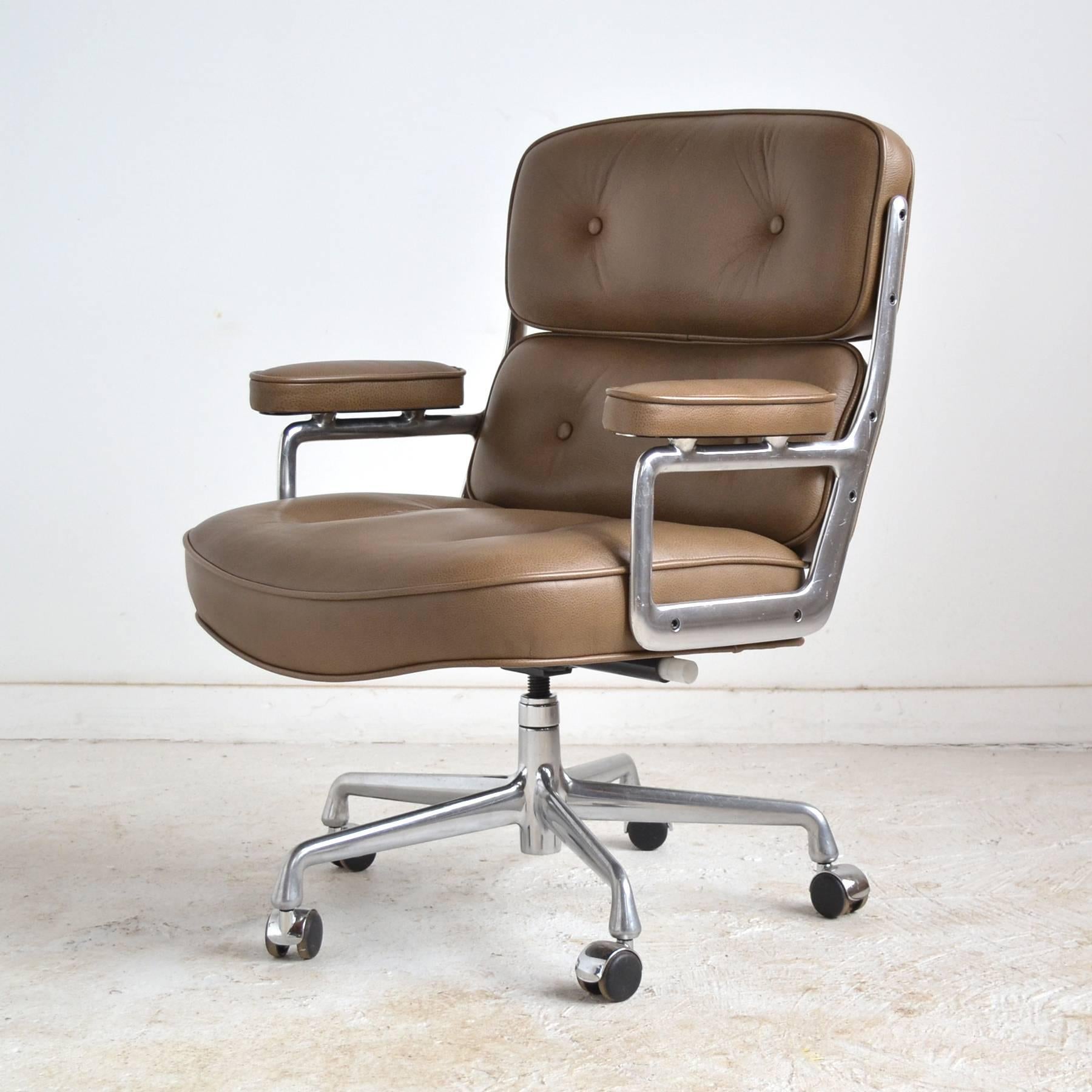 Charles and Ray Eames Pair of Time-Life Chairs by Herman Miller In Good Condition In Highland, IN