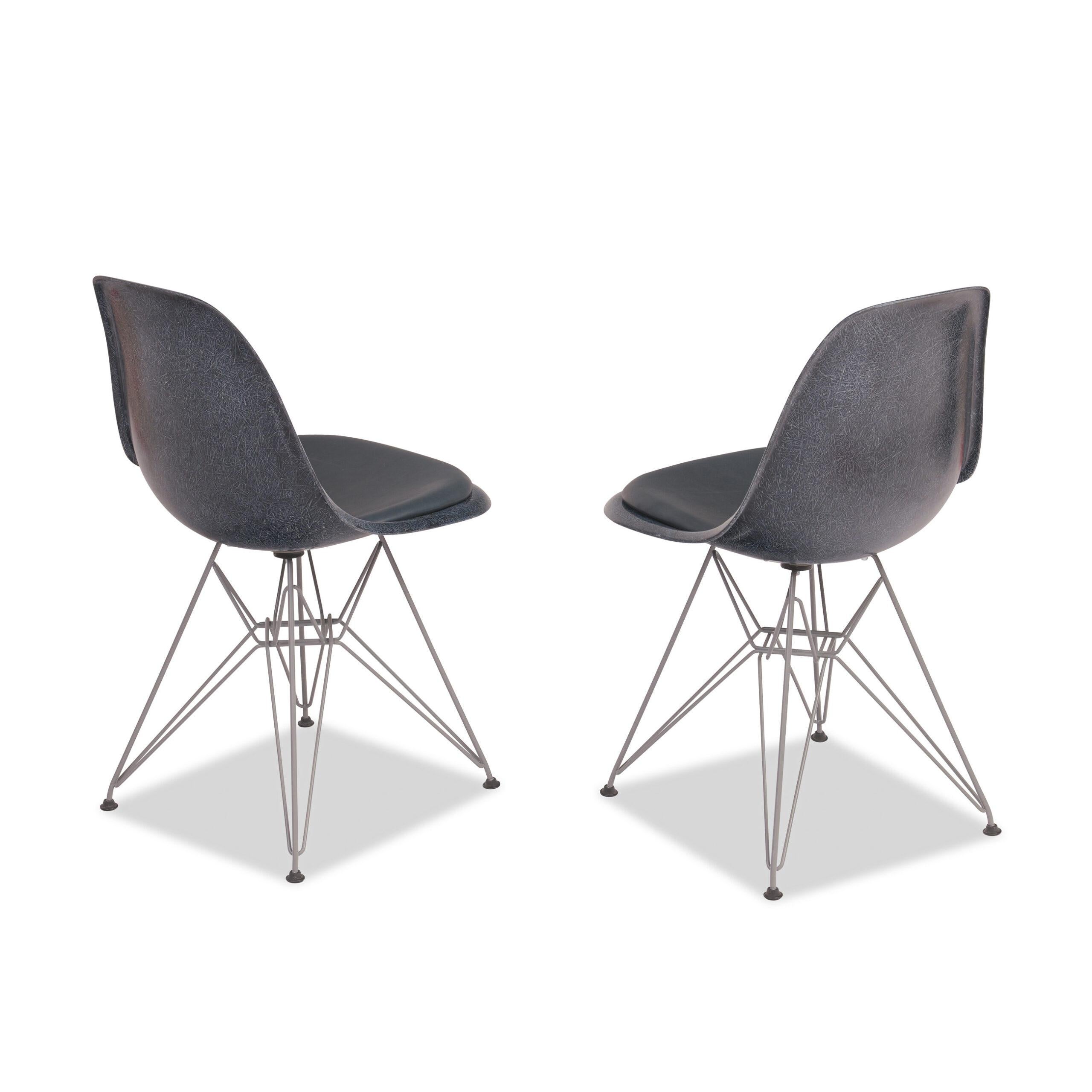 Charles und Ray Eames Paar Vintage Fiberglas Beistellstühle im Angebot 4