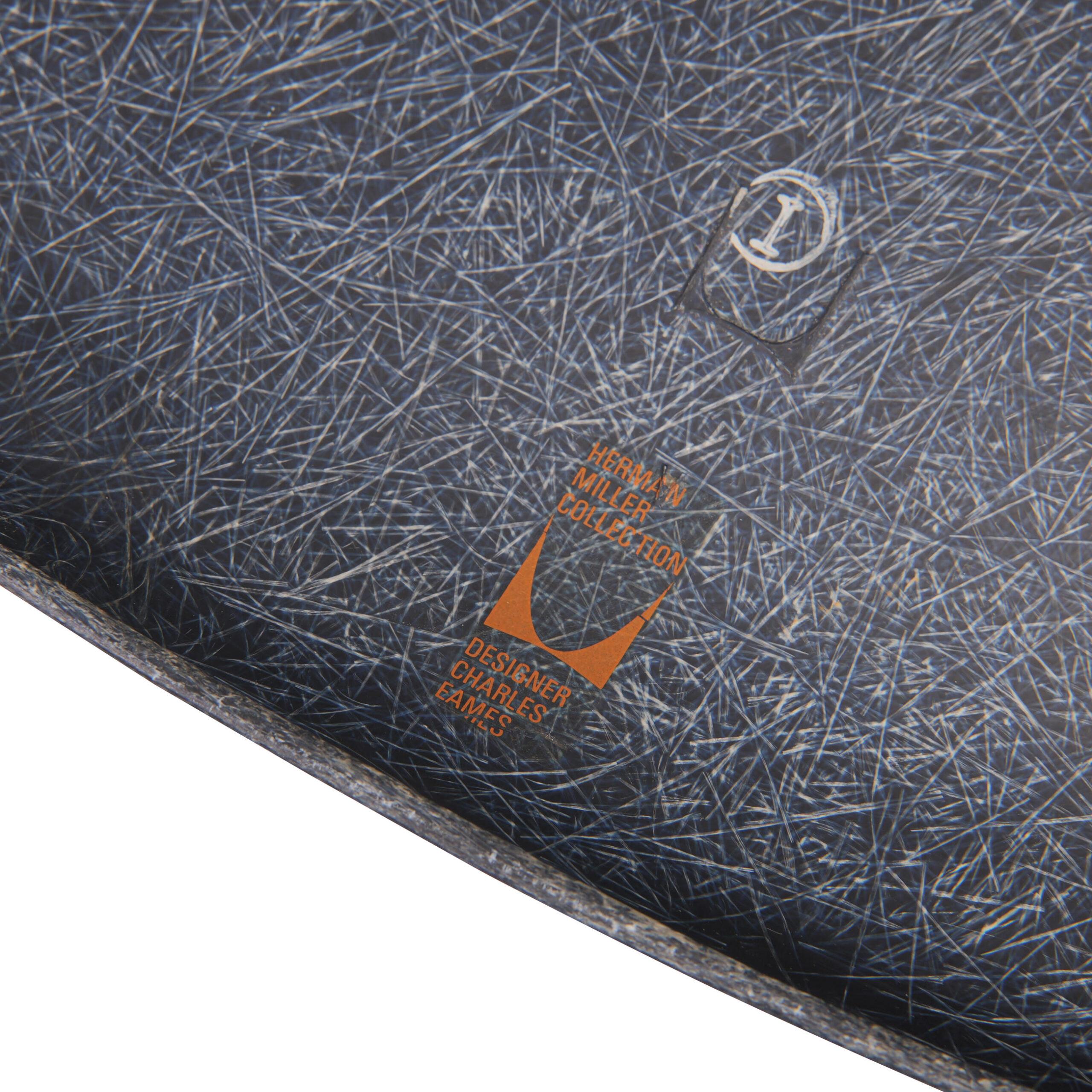 Charles und Ray Eames Paar Vintage Fiberglas Beistellstühle im Angebot 5