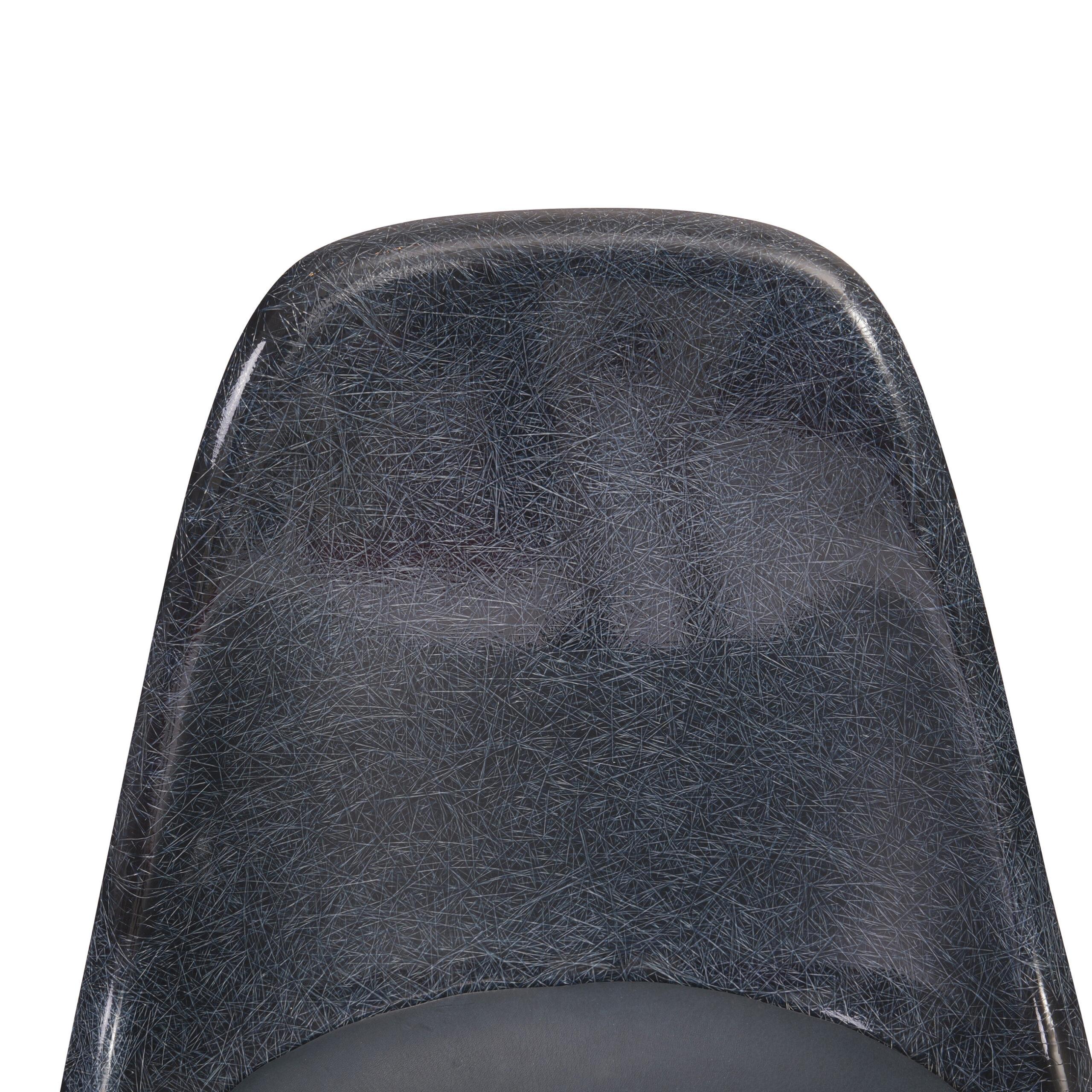 Charles und Ray Eames Paar Vintage Fiberglas Beistellstühle (amerikanisch) im Angebot