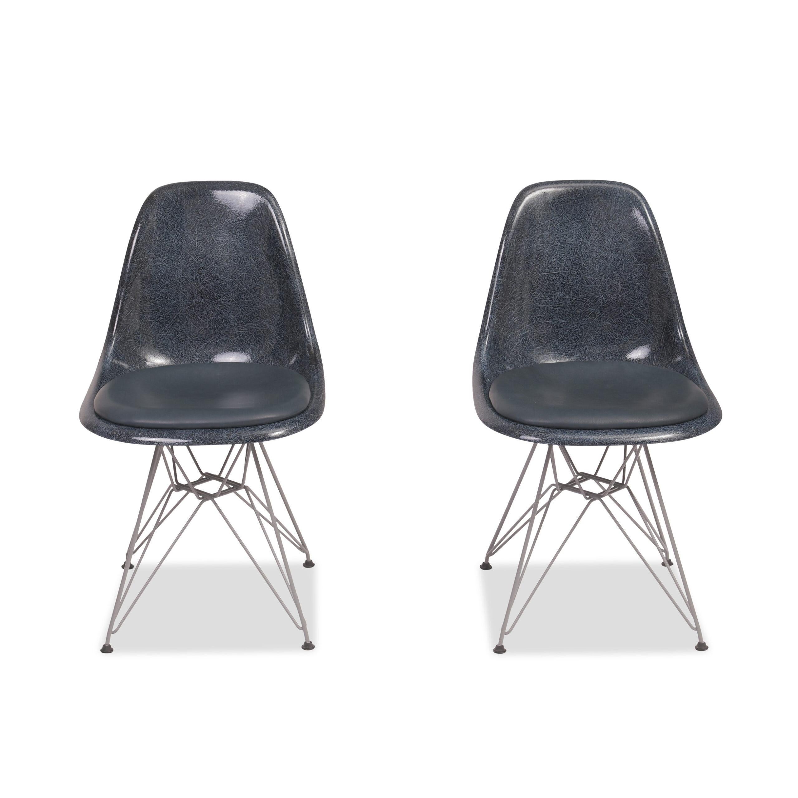 Charles und Ray Eames Paar Vintage Fiberglas Beistellstühle (Ende des 20. Jahrhunderts) im Angebot